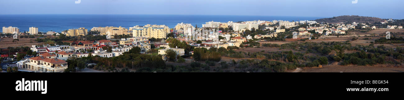 Genähte Panorama-Foto von Protaras, gesehen vom Profitis Ilias Kirche. Stockfoto