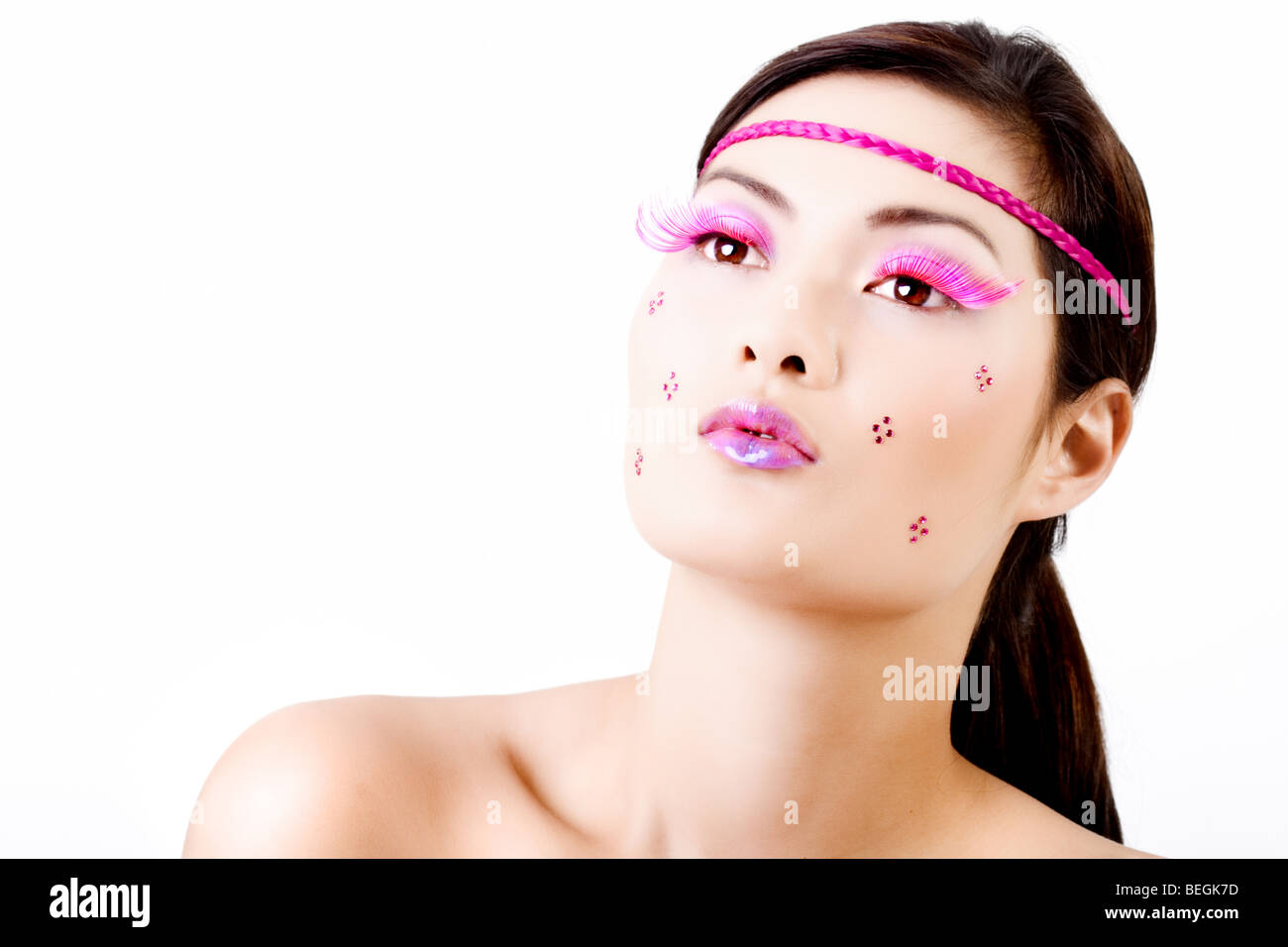 Das Gesicht mit bunten Make-up und Wimpern isoliert auf weiss Stockfoto