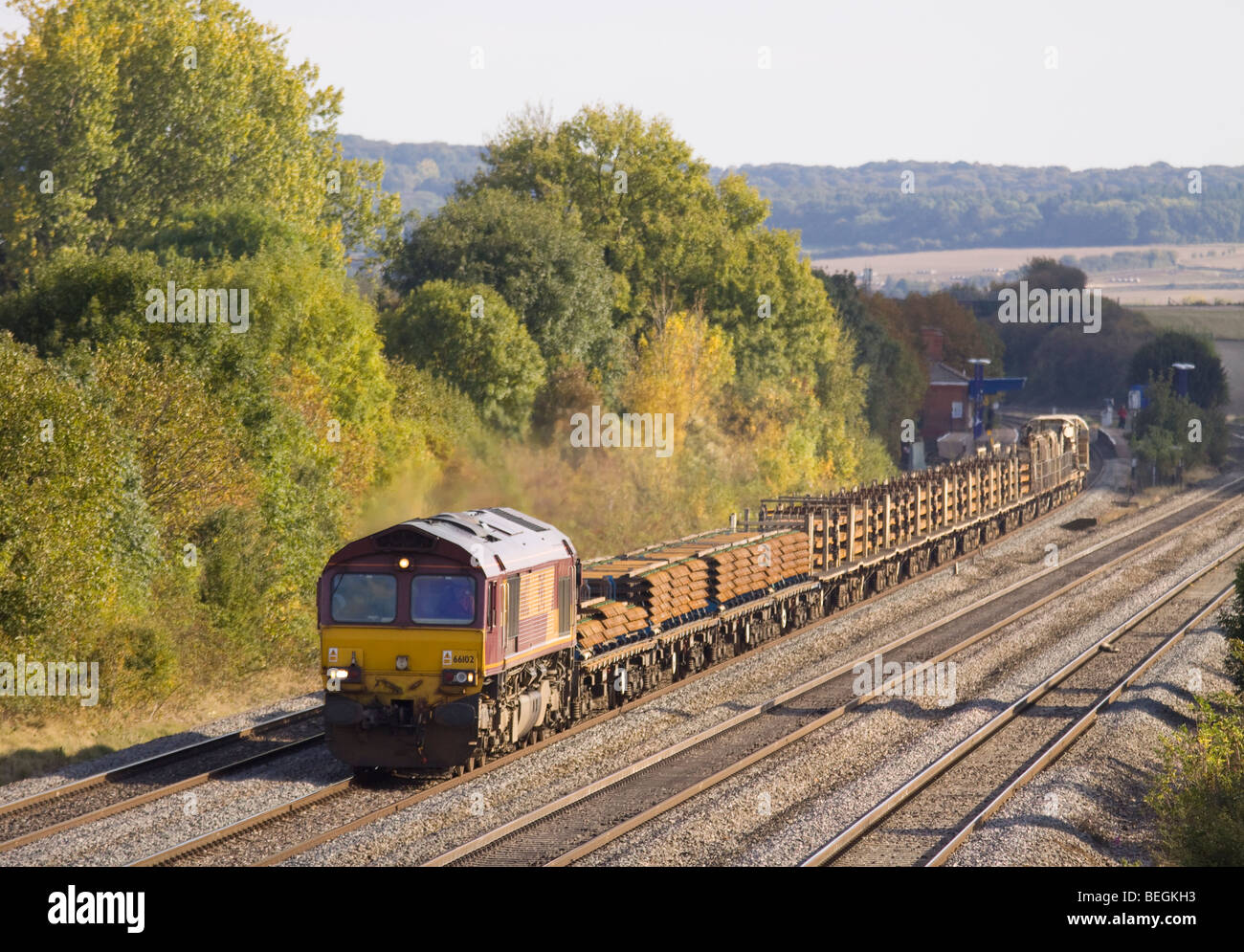 EWS/DBS Class 66 Diesel Lokomotive Nr. 66102 mit einem Aufenthaltsort innerhalb der Abteilung Arbeiten in der Nähe von cholsey. Stockfoto
