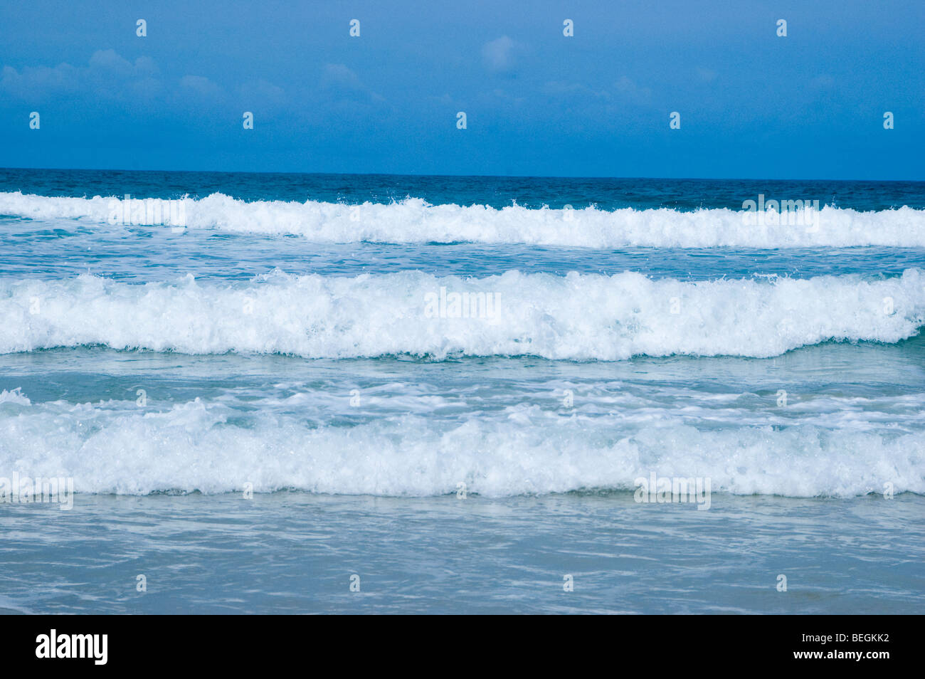 NaiHarn Beach, Insel Phuket, Thailand - September 2009. Blaue Wellen des Andaman Meeres. Stockfoto