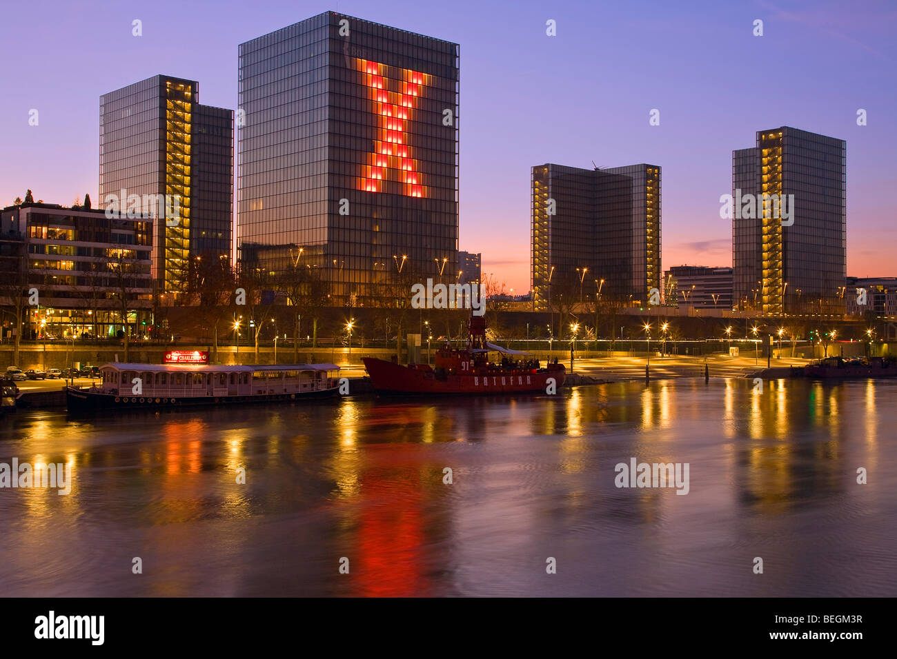 BIBLIOTHÈQUE FRANCOIS MITTERAND BEI NACHT PARIS Stockfoto