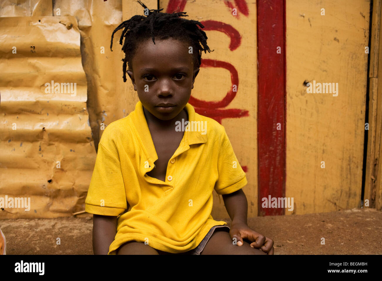 Kind in Freetown, Sierra Leone. Stockfoto