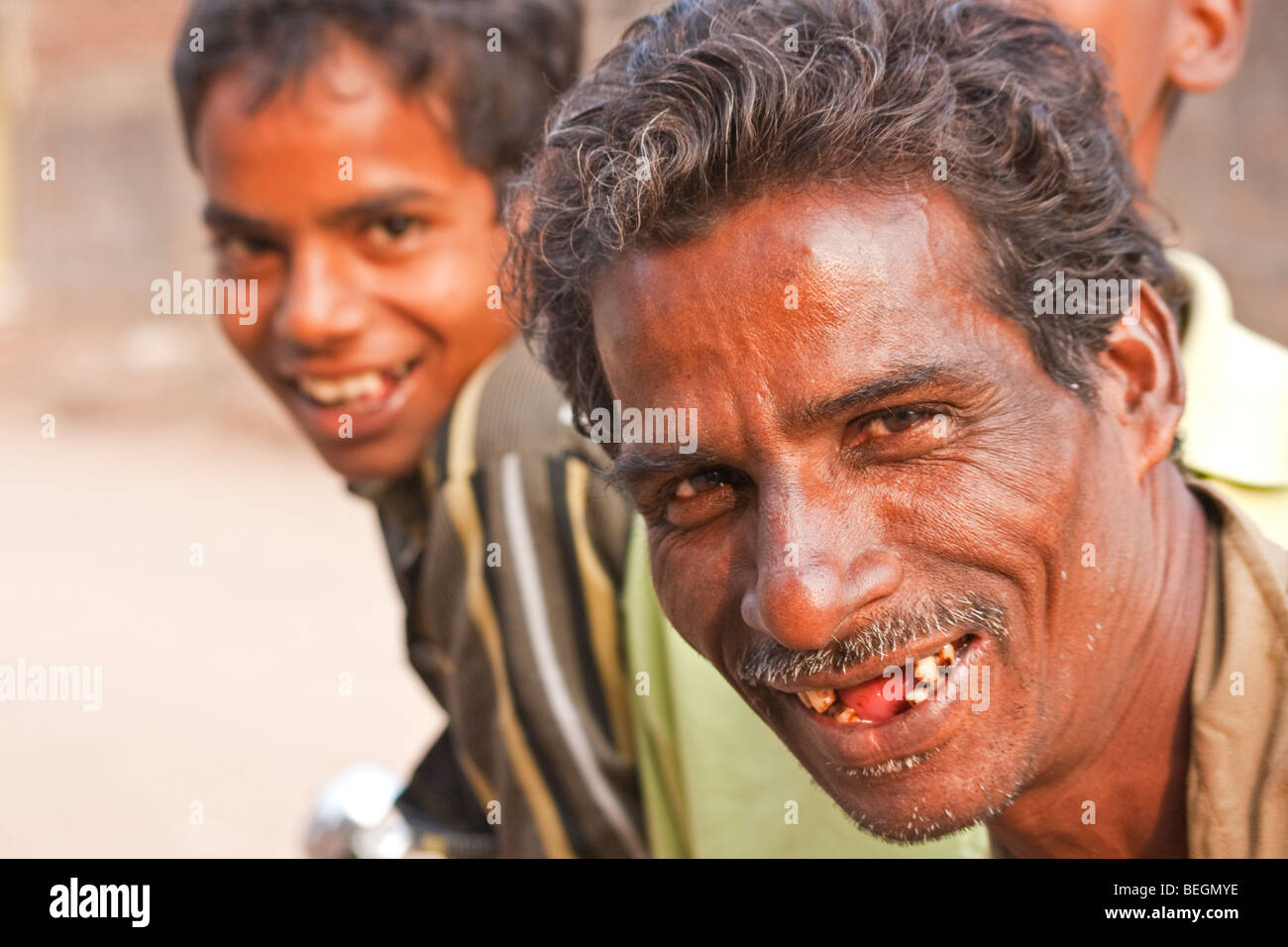 Glücklich lachendes Gesicht von einem Inder in Puri, Orissa Stockfoto