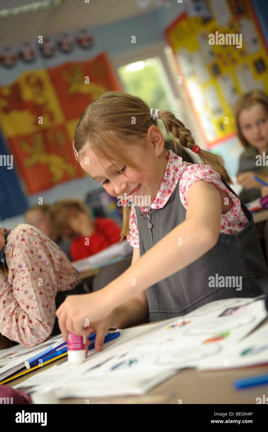 Ein wichtige Etappe zwei junges Mädchen arbeiten in einem Klassenzimmer eines kleinen walisischen Sprache mittlere Grundschule, Aberystwyth Wales UK Stockfoto