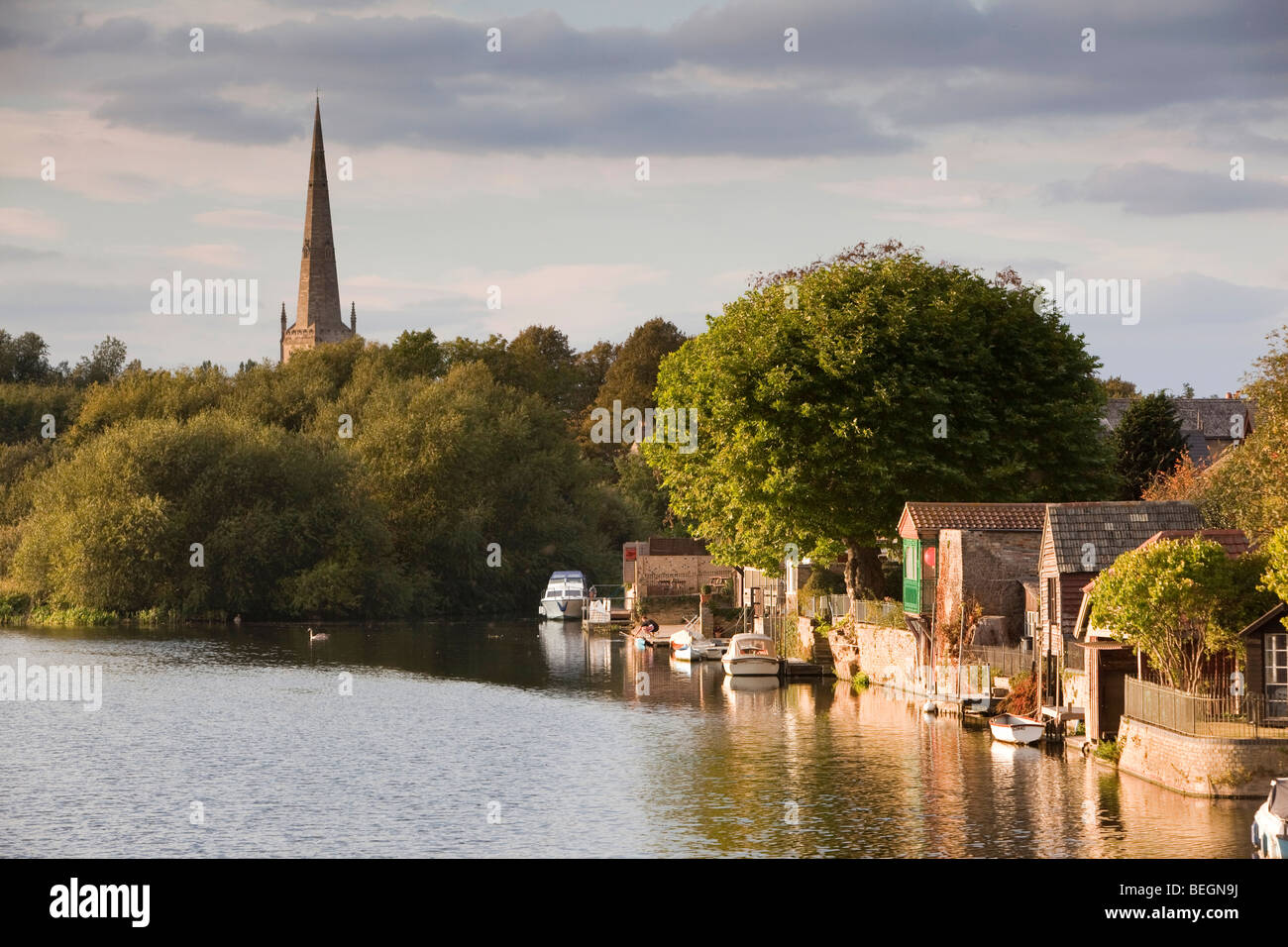 England, Cambridgeshire, St Ives, private Bootfahren, Anlegestelle am Fluss Great Ouse unter All Saints Church Turmspitze Stockfoto