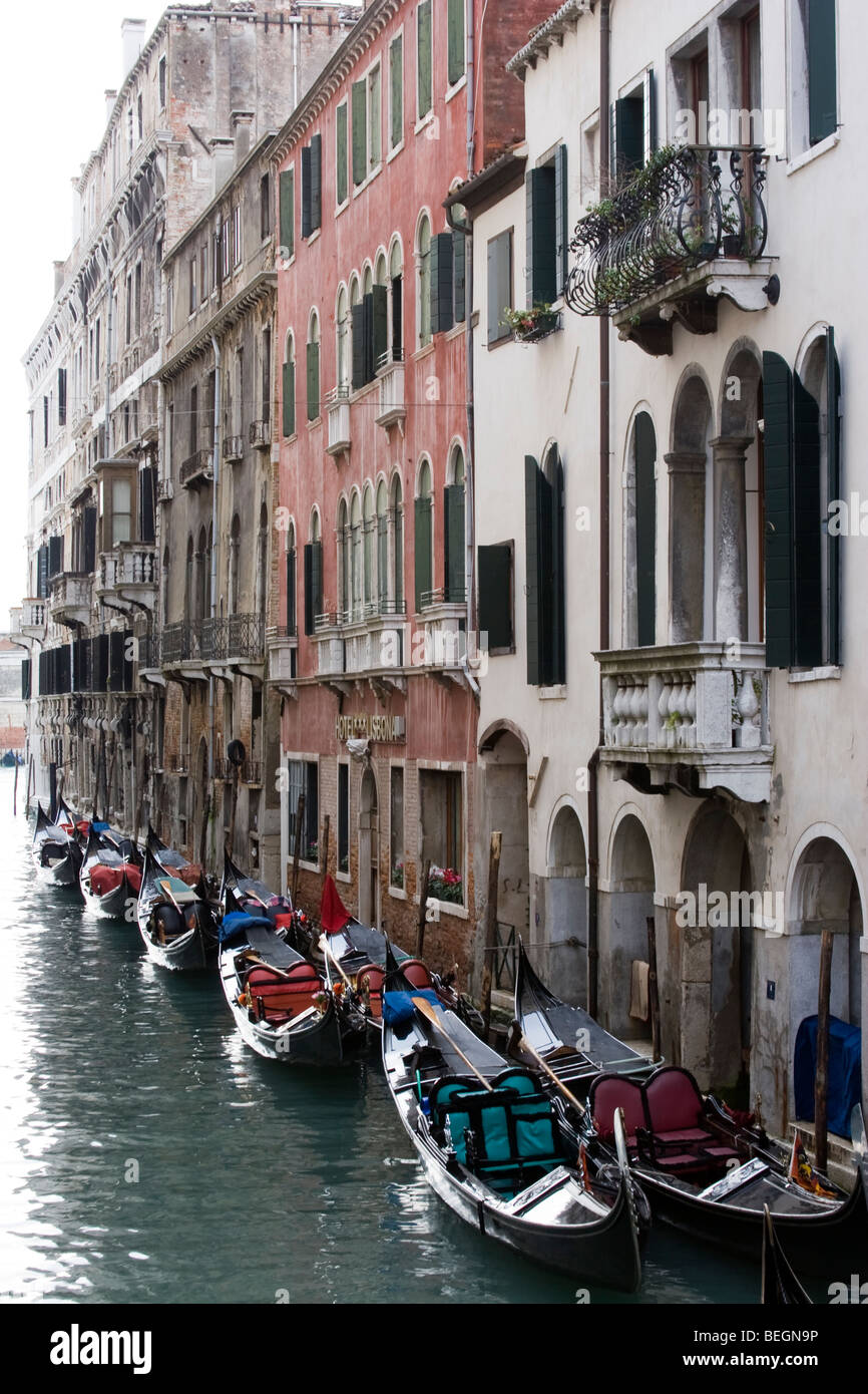 Gondeln festgemacht an einem venezianischen Kanal, Venedig, Italien Stockfoto