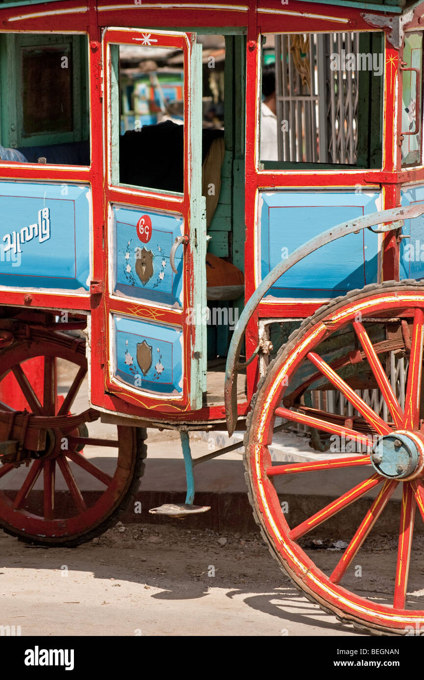 Eines der vielen einzigartigen Pferdekutschen sieht man in der birmanischen Stadt von Pyin U Lwin (Maymyo), Mandalay-Division, Myanmar Stockfoto