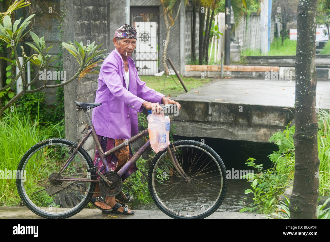 traditionellen Gamelan Musiker und sein Fahrrad in Bali Indonesien Stockfoto