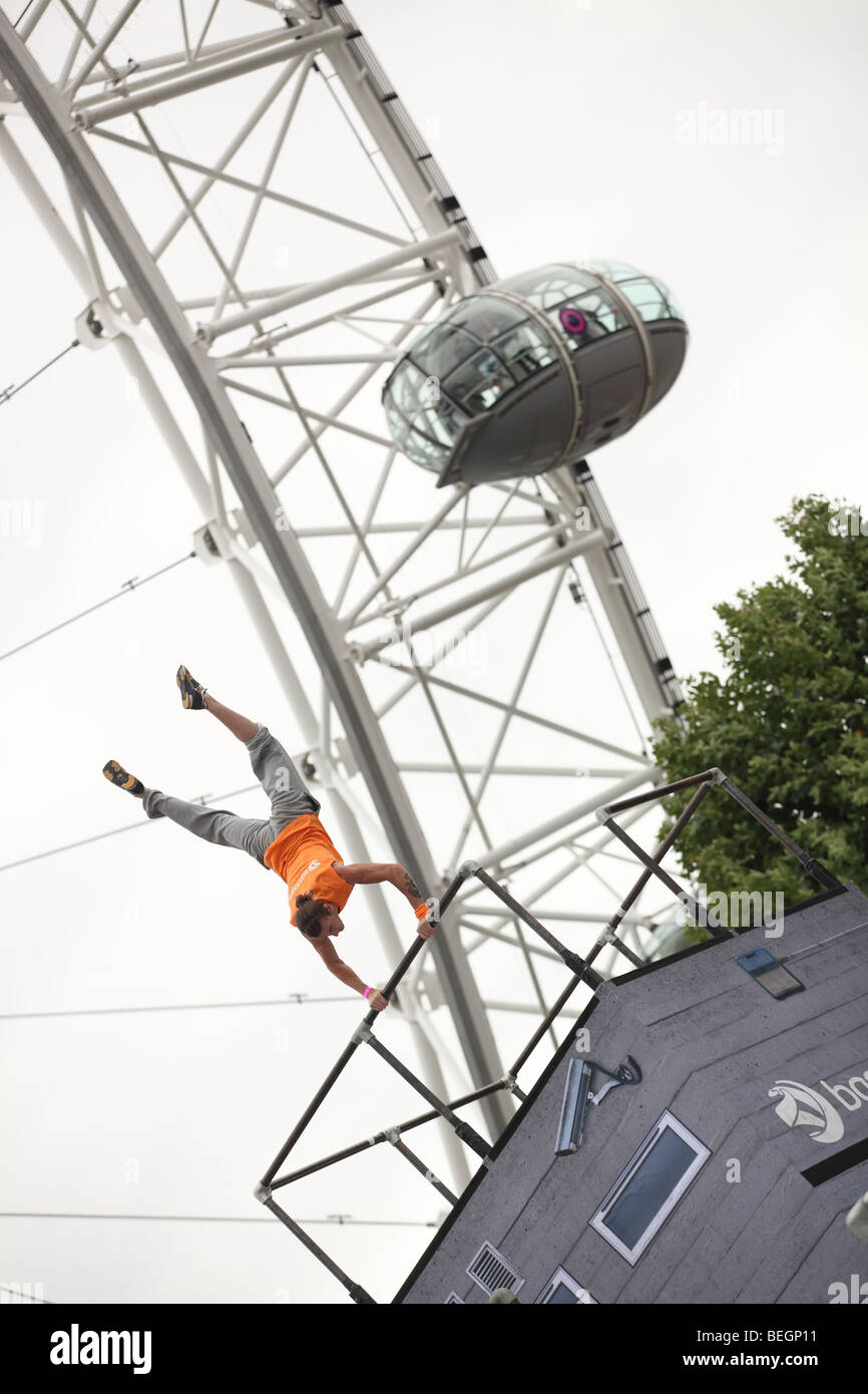 eine Show von Parkour Freestyle-urbane Bewegung in London in der Nähe von London Eye für das Thames Festival 2009 Stockfoto