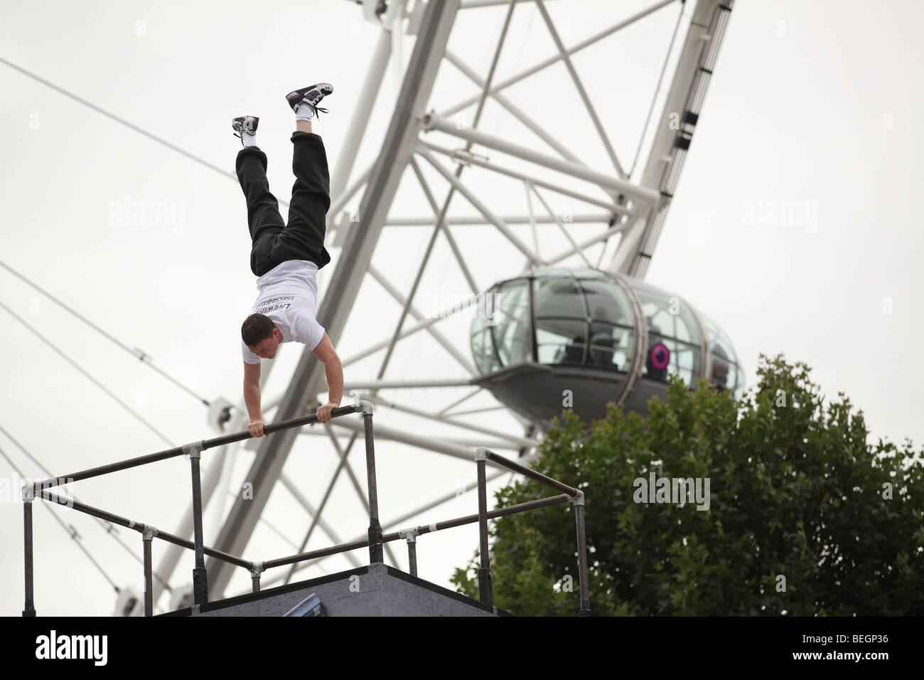 eine Show von Parkour Freestyle-urbane Bewegung in London in der Nähe von London Eye für das Thames Festival 2009 Stockfoto