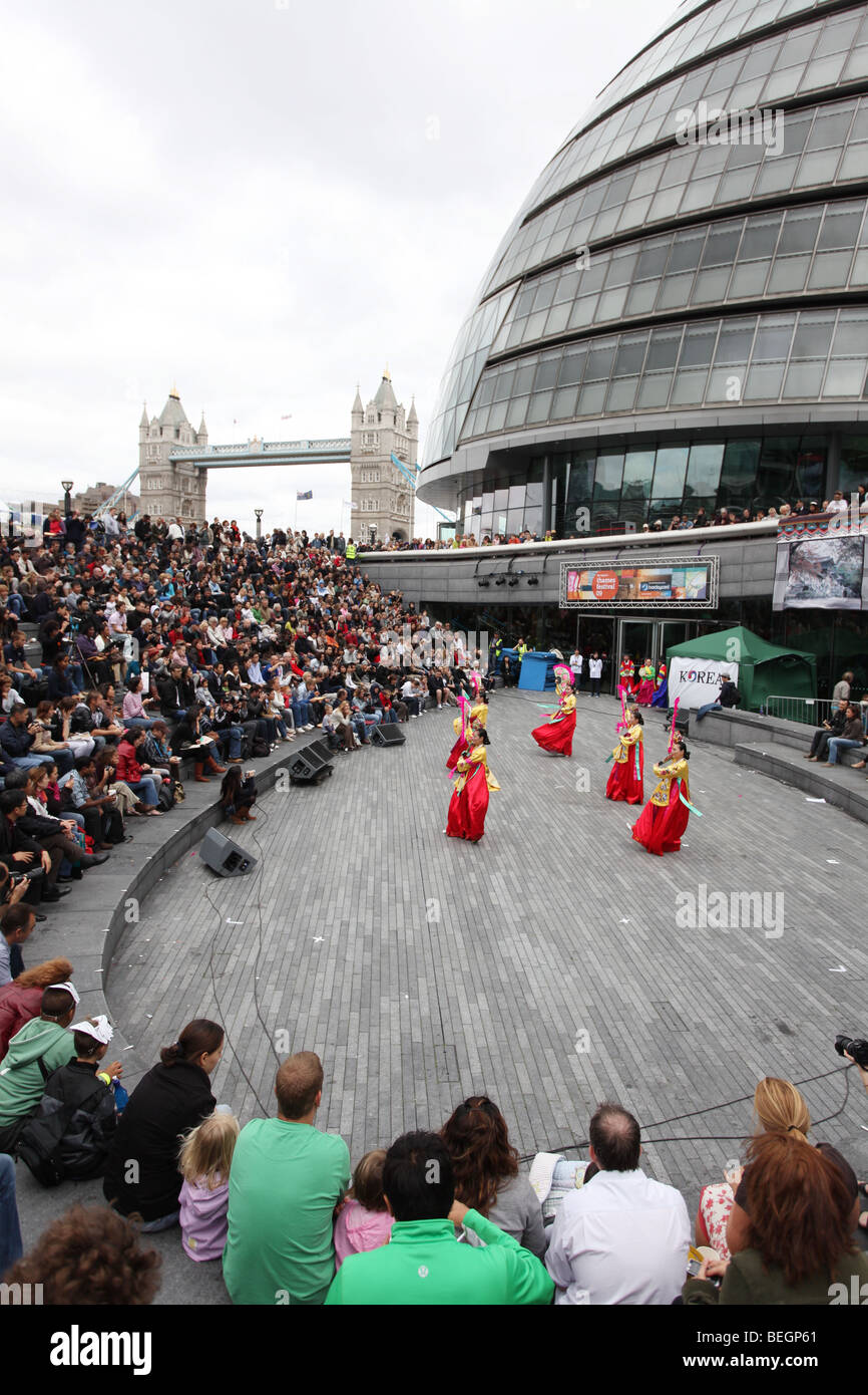 Thames Festival Thai Tanz Vorführung außerhalb London Regierungsstellen in More London Stockfoto