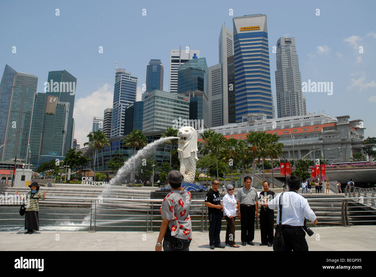 Touristen fotografieren vor der Merlion und Stadt Skyline, Singapur Stockfoto