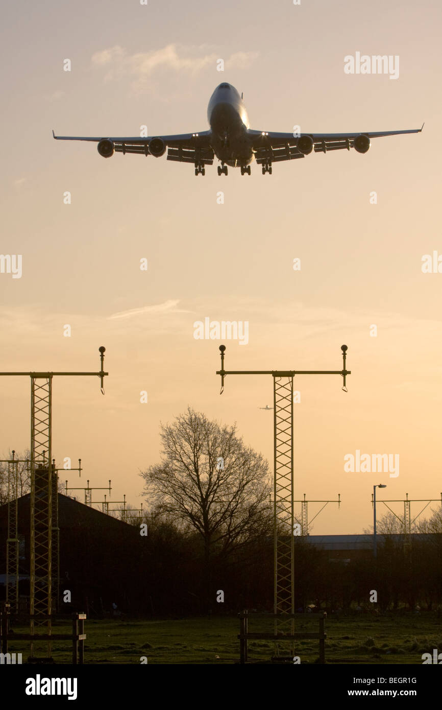 Großes Verkehrsflugzeug nähert sich der Flughafen London Heathrow, England, UK. Stockfoto