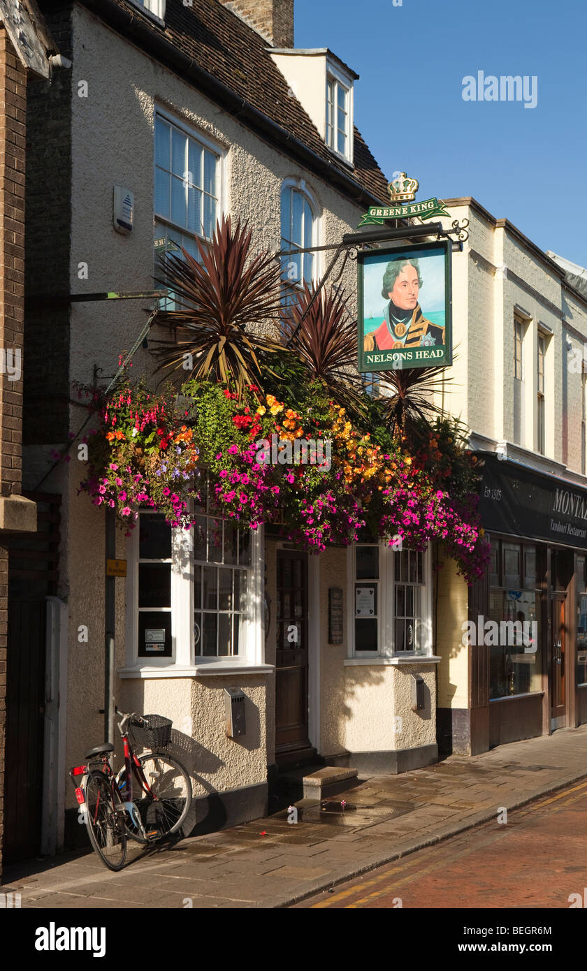 England, Cambridgeshire, St Ives, Merryland, bunte Blütenpracht vor Nelson Head pub Stockfoto