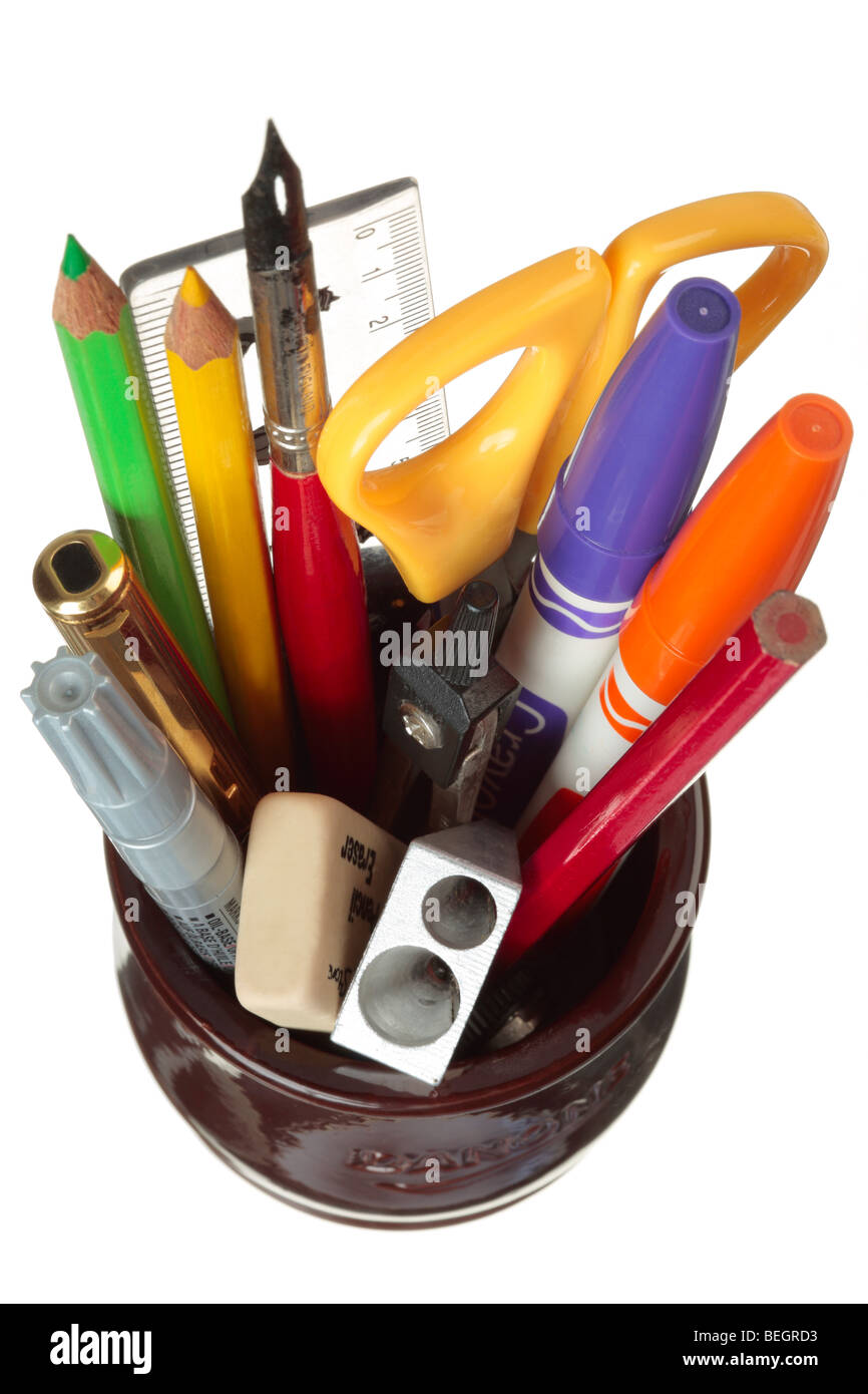 Topf von Kugelschreibern, Bleistiften, Schere und verschiedene bunte Schreibwaren. Stockfoto