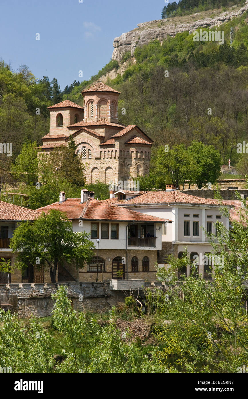 Veliko Tarnovo, historische Stadt, bekannt durch ihre traditionelle Architektur, Kirche des hl. Dimitar von Solun (Thessaloniki) im Hintergrund, Bulgarien Stockfoto