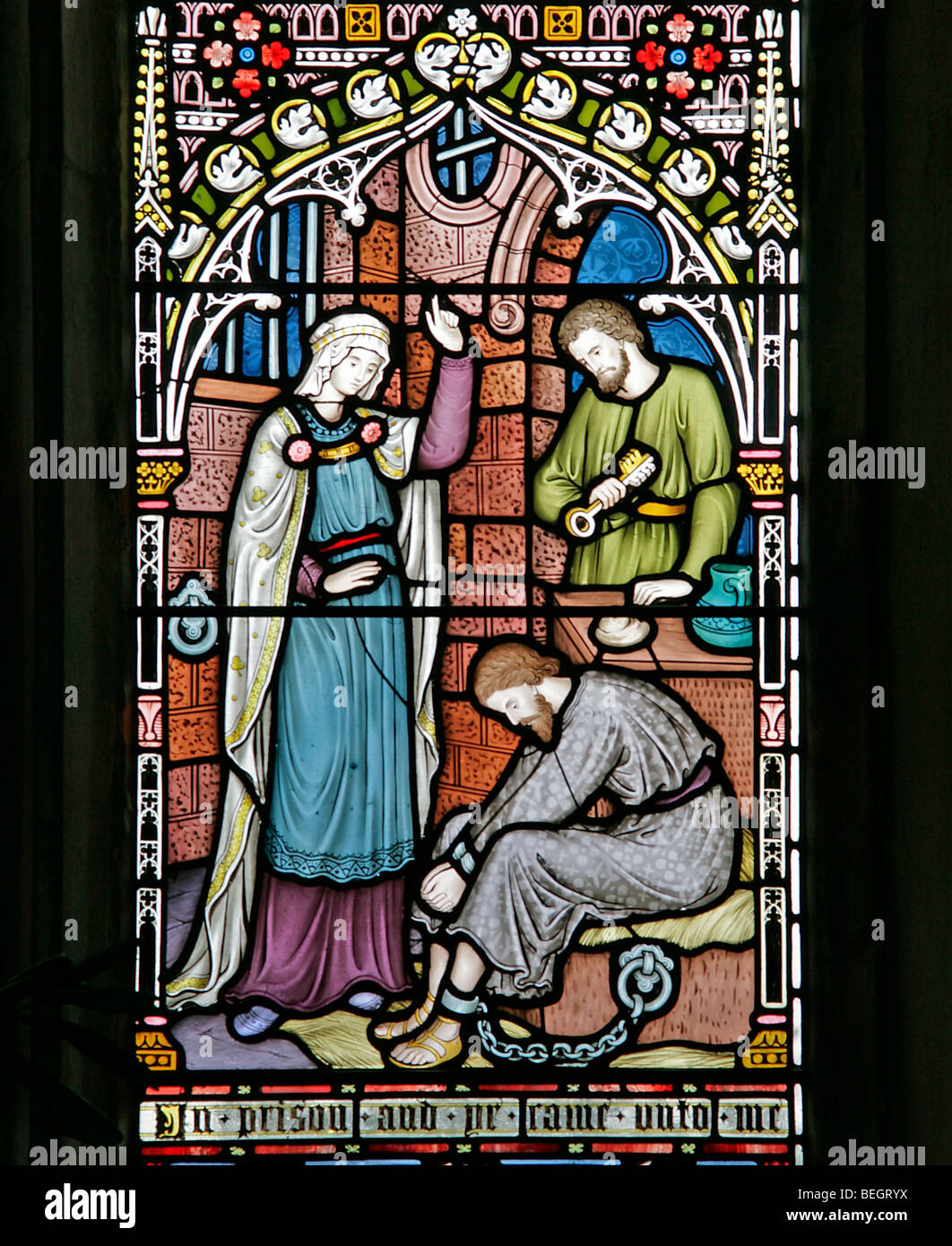 Ein Glasfenster von Frederick Preedy, das einen korporalen Akt der Barmherzigkeit darstellt (besuchen Sie die im Gefängnis), die Kirche der heiligen Jungfrau Maria, Gunthorpe, Norfolk Stockfoto