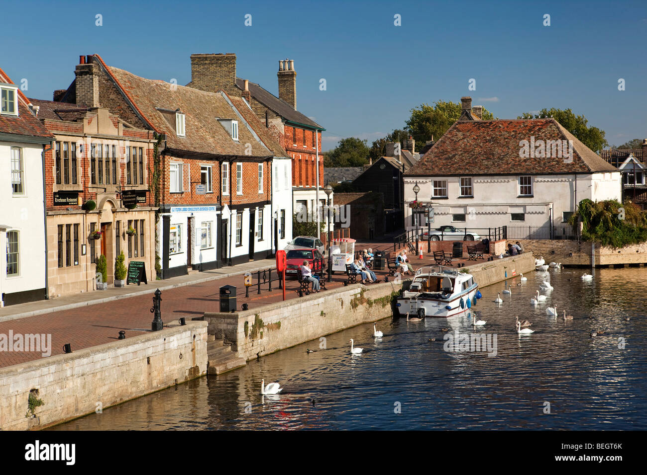 England, Cambridgeshire, St Ives, Fluss Great Ouse historischen Kai Besucher am Kai Stockfoto