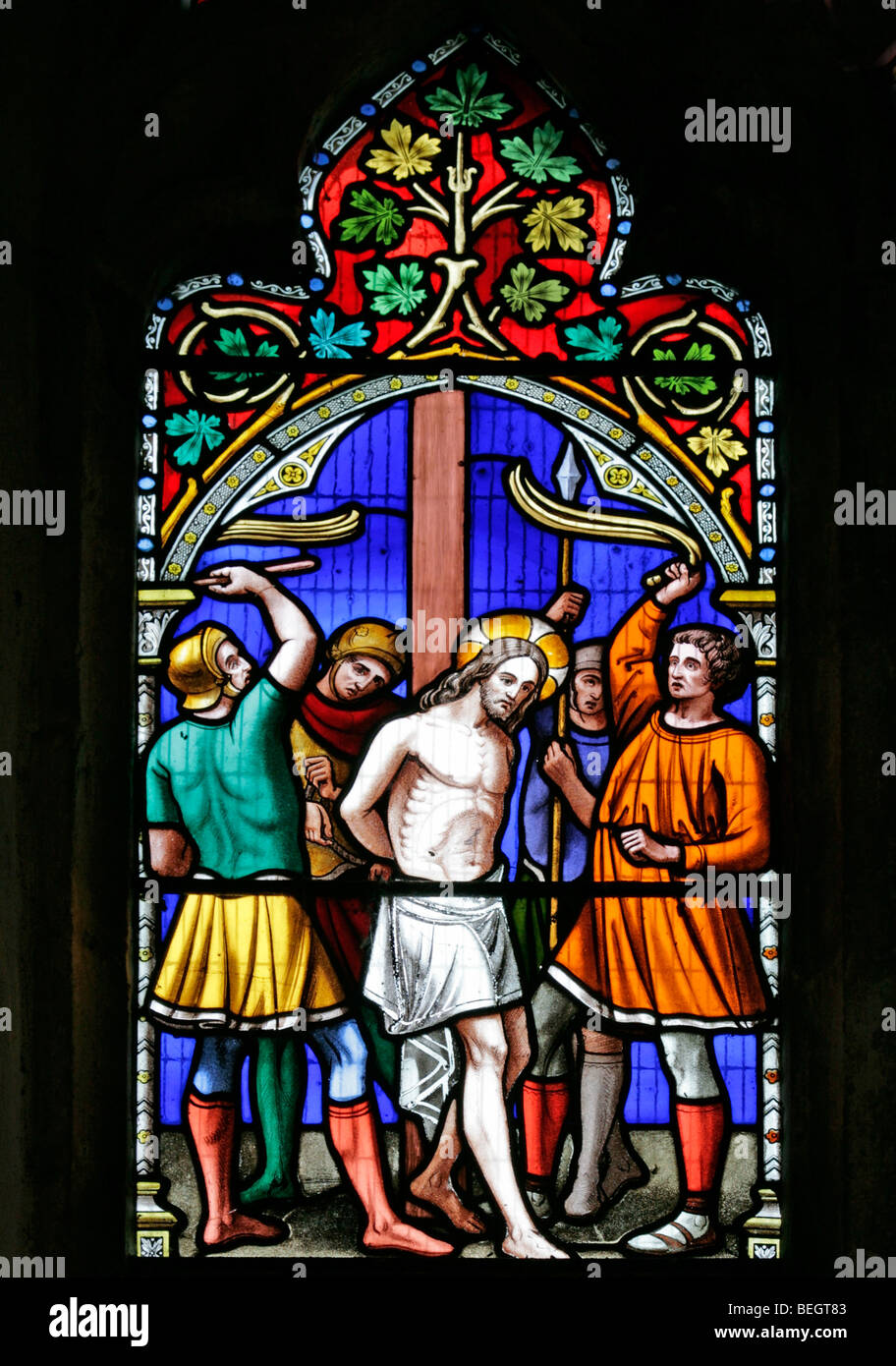 Ein Glasfenster von William Warrington, das Jesus Christus darstellt, das auf dem Weg zur Kreuzigung, der Jungfrau Maria, Gunthorpe, Norfolk, gefangengesetzt wurde Stockfoto