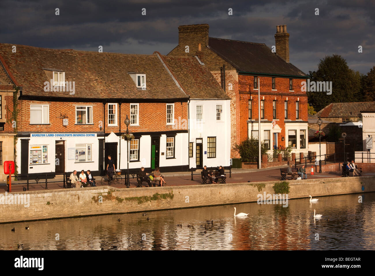 England, Cambridgeshire, St Ives, Fluss Great Ouse historischen Kai Besucher am Kai Stockfoto