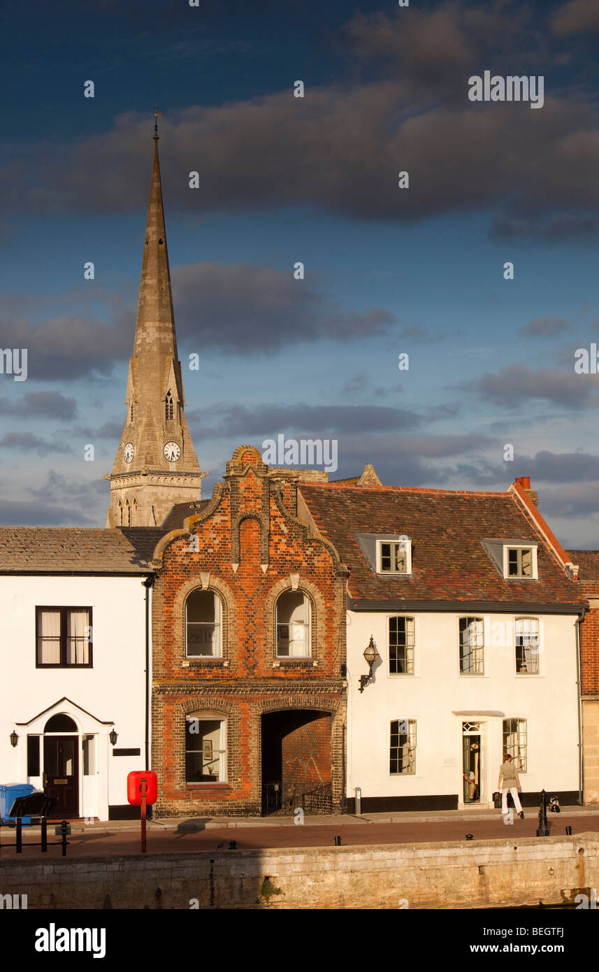 England, Cambridgeshire, St Ives, Gebäude am Fluss Great Ouse historischen Kai und frei evangelisch reformierte Kirche spire Stockfoto