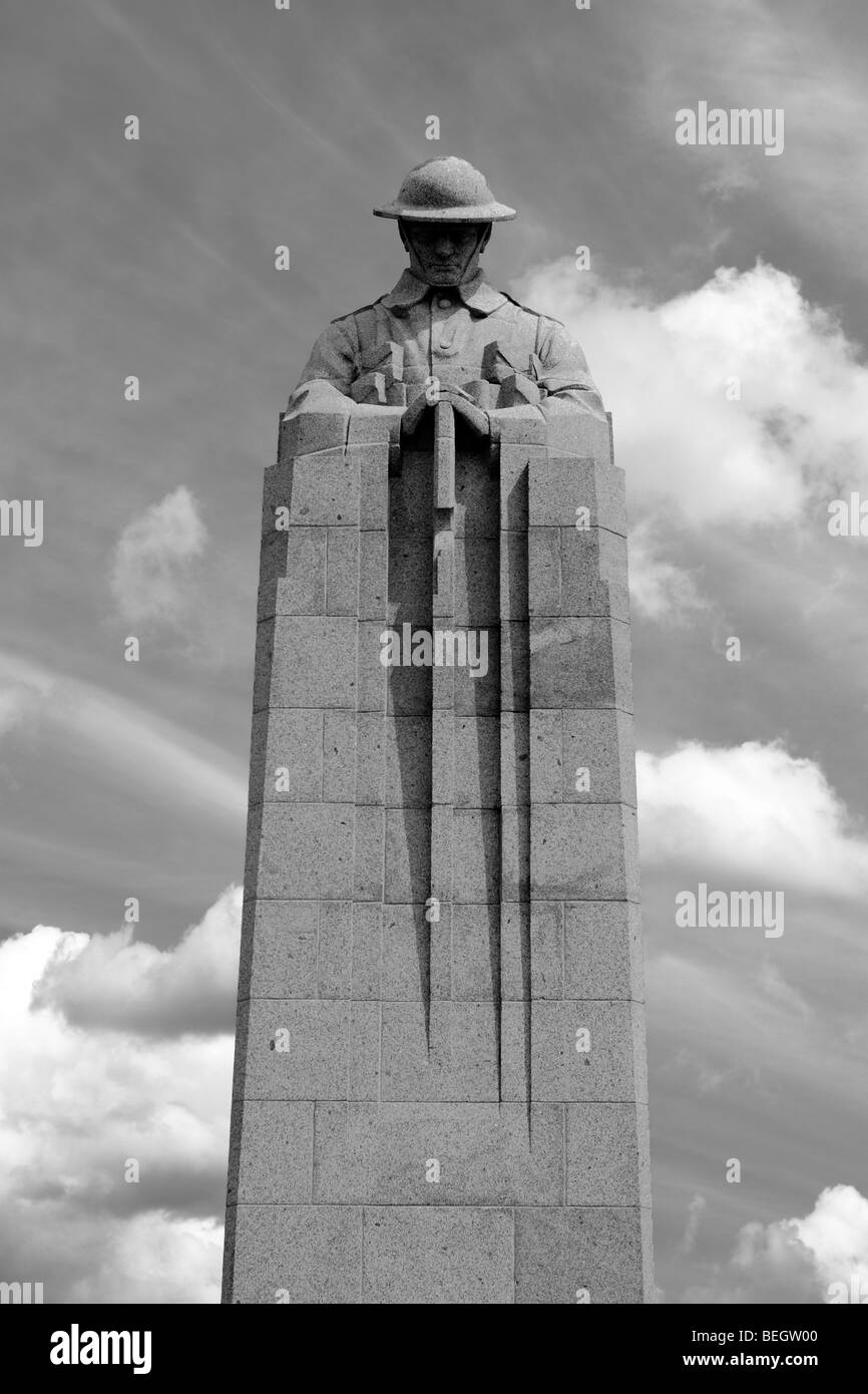 Die kanadische Grübeln Soldat-Denkmal am Vancouver Ecke, St Juliaan, Belgien. Stockfoto