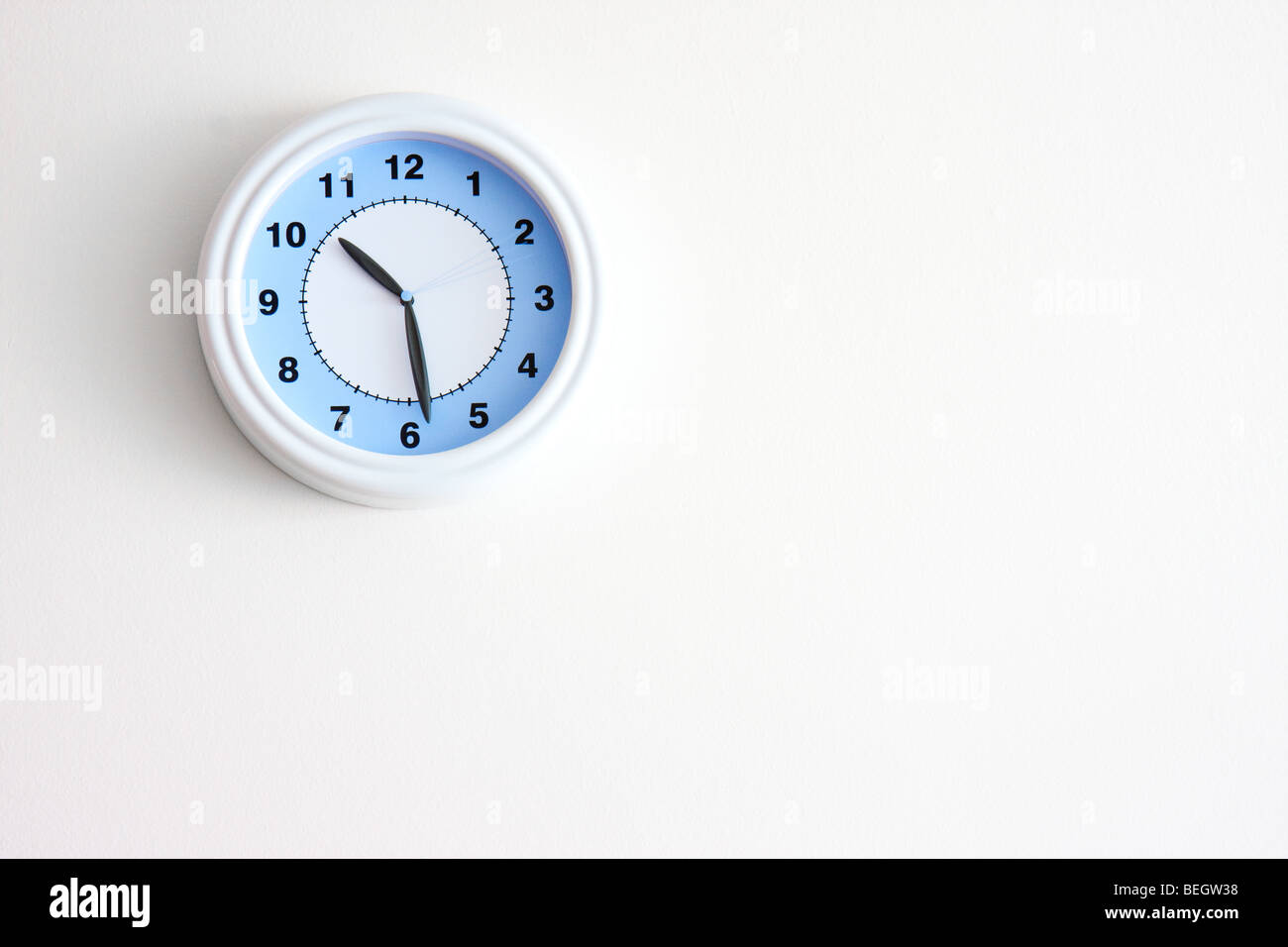 die Uhr an der Wand Stockfoto