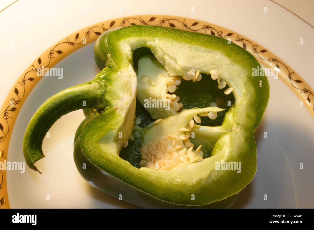 In Scheiben geschnittenen grünen Paprika für die Mahl vorbereitet Stockfoto