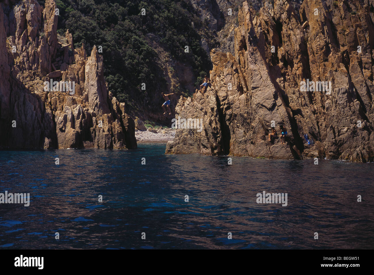 Young Boys springen ins Meer in den Golf de Porto Korsika Stockfoto