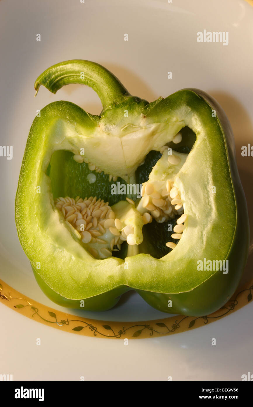 In Scheiben geschnittenen grünen Paprika für die Mahl vorbereitet Stockfoto