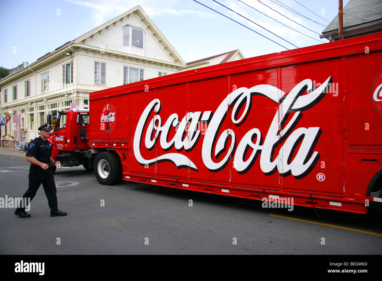 Coca Cola LKW vorbei an einem Polizeibeamten in Provincetown, Cape Cod, New England, Massachusetts, USA Stockfoto