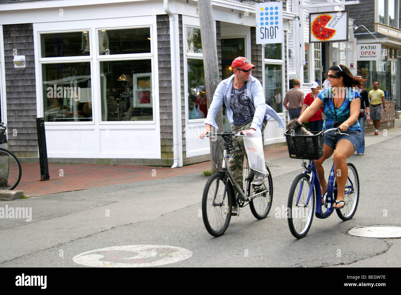 Paar Radfahren in Provincetown, Cape Cod, New England, Massachusetts, USA Stockfoto