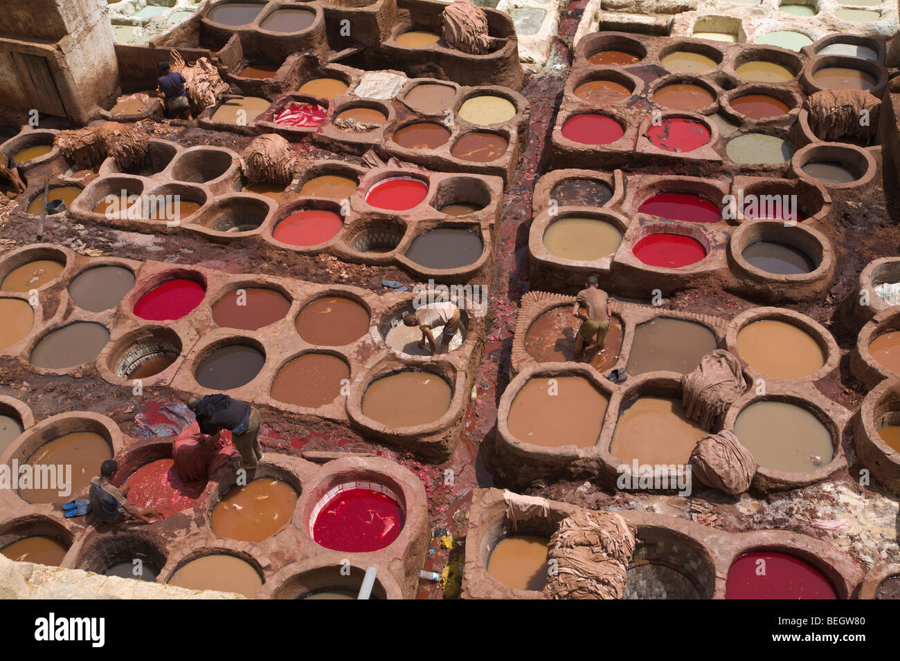 Traditionellen Gerbereien in Fes Marokko Stockfoto