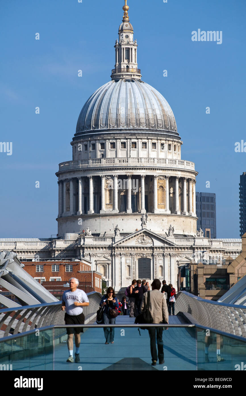 Die Millennium Bridge, London und St. Pauls Cathedral, England, Vereinigtes Königreich Stockfoto