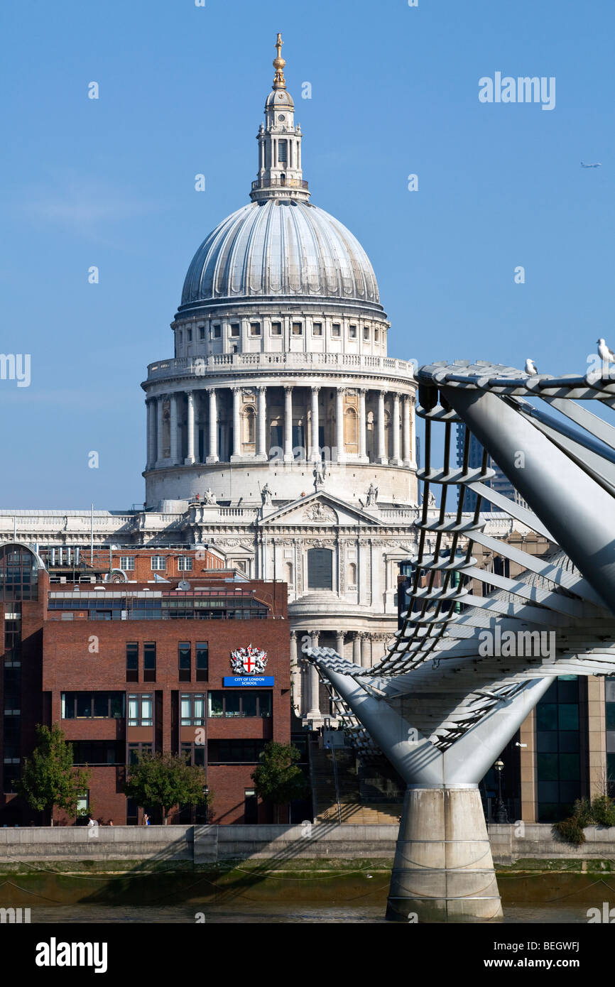 Die Millennium Bridge, London und St. Pauls Cathedral, England, Vereinigtes Königreich Stockfoto