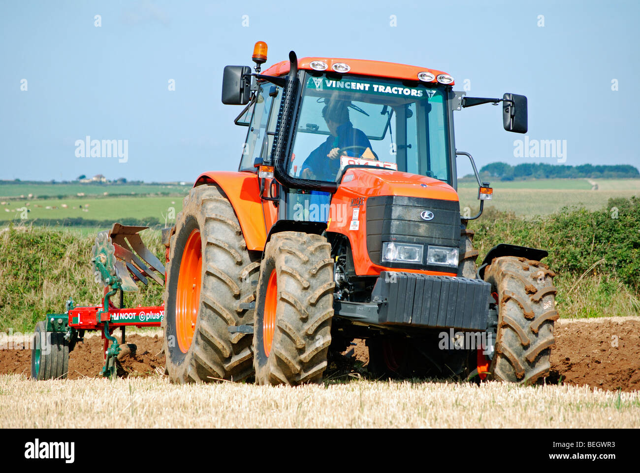 ein Traktor, ein Feld pflügen, im Spätsommer, Cornwall, uk Stockfoto
