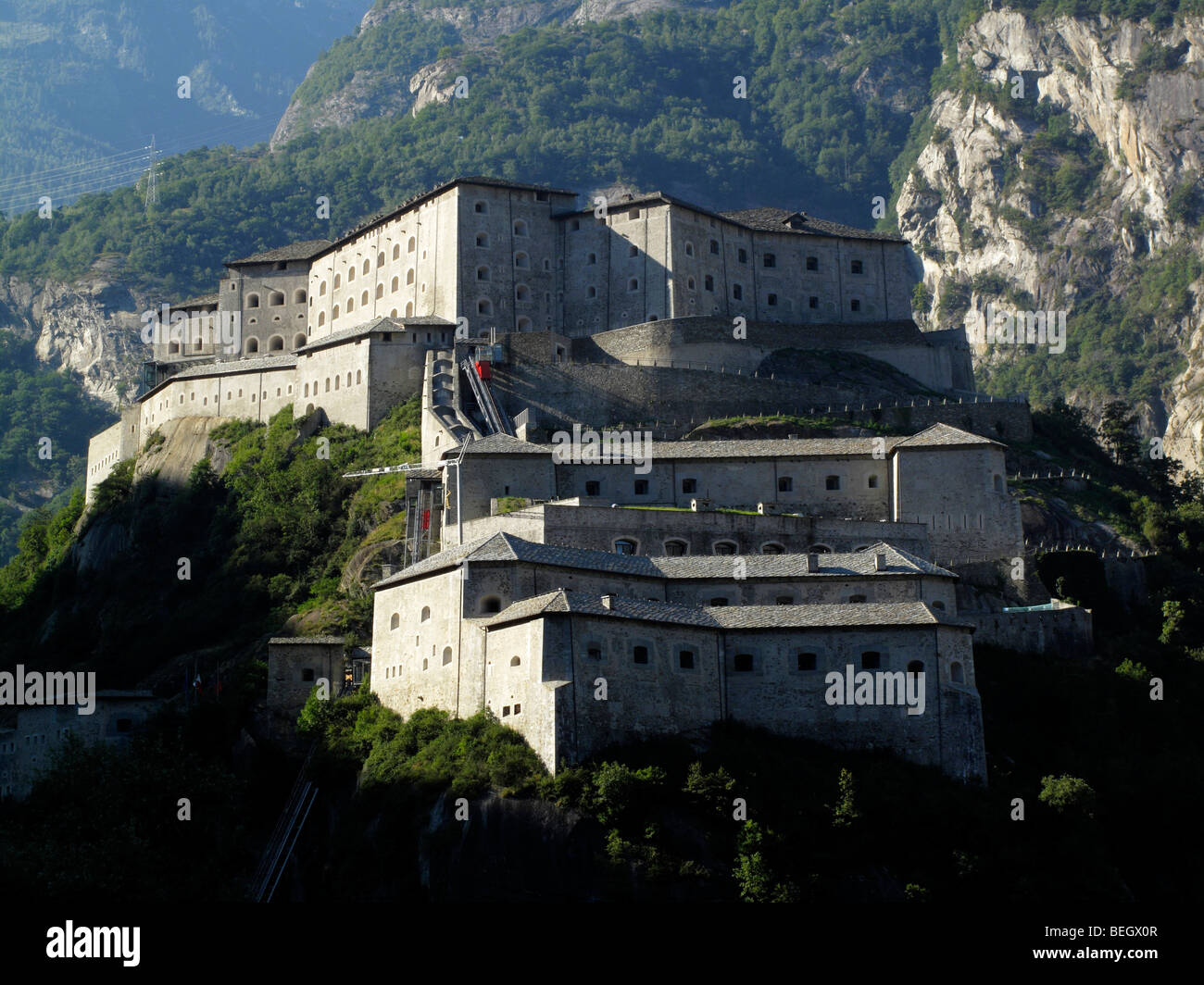 Festung Bard oder Forti di Bard oberhalb des Flusses Dora Baltea am Eingang das Aosta-Tal oder das Aostatal in den italienischen Alpen Stockfoto