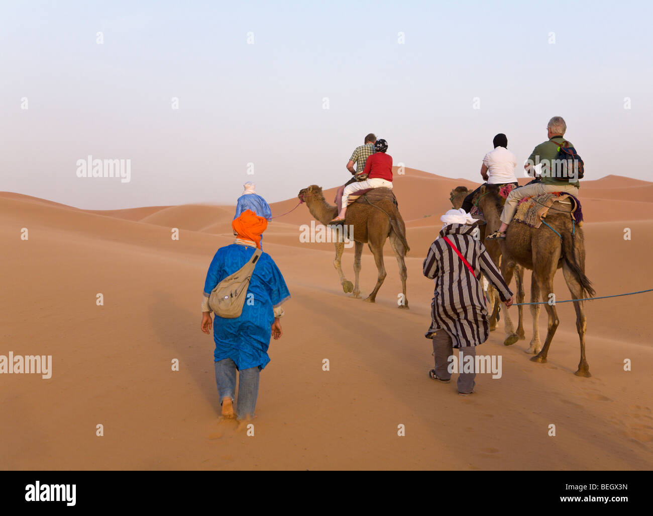 Touristen auf einem Kamel reiten Merzouga-Dünen Sahara Marokko Stockfoto
