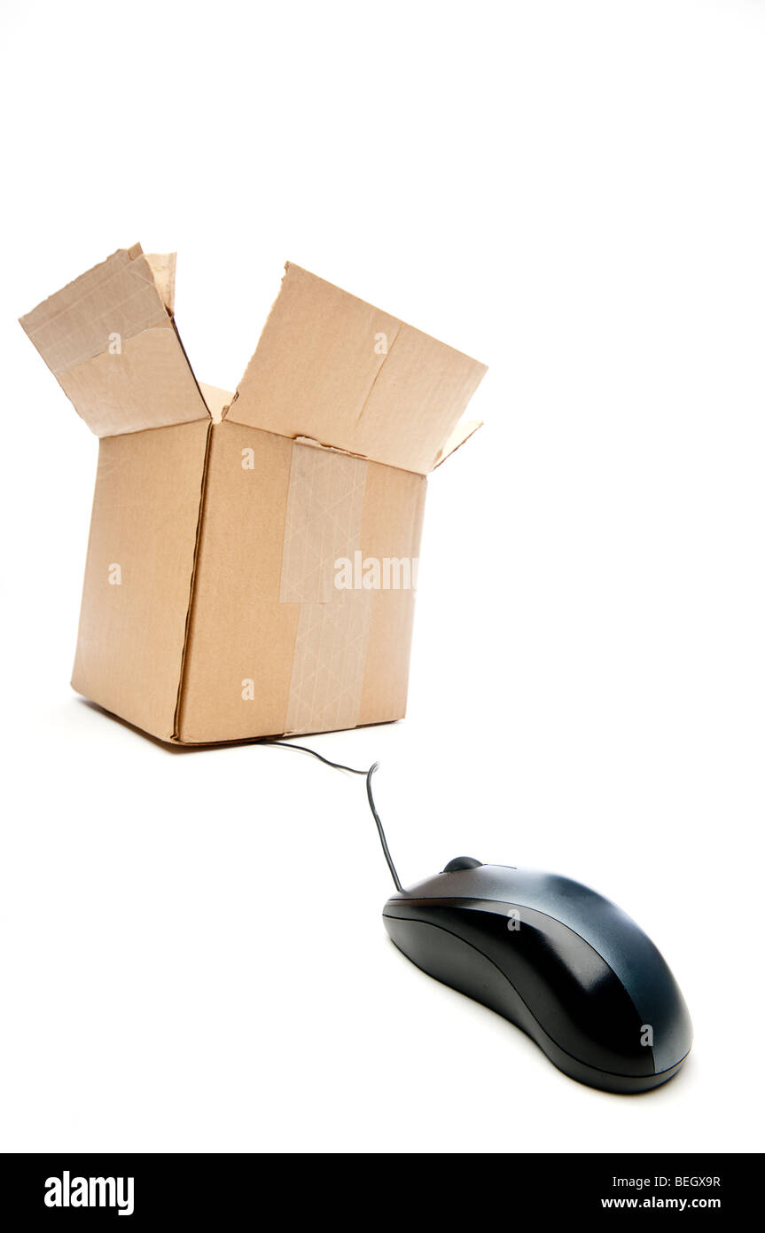 Online shopping mit einer Maus und einer Box auf weiß Stockfoto