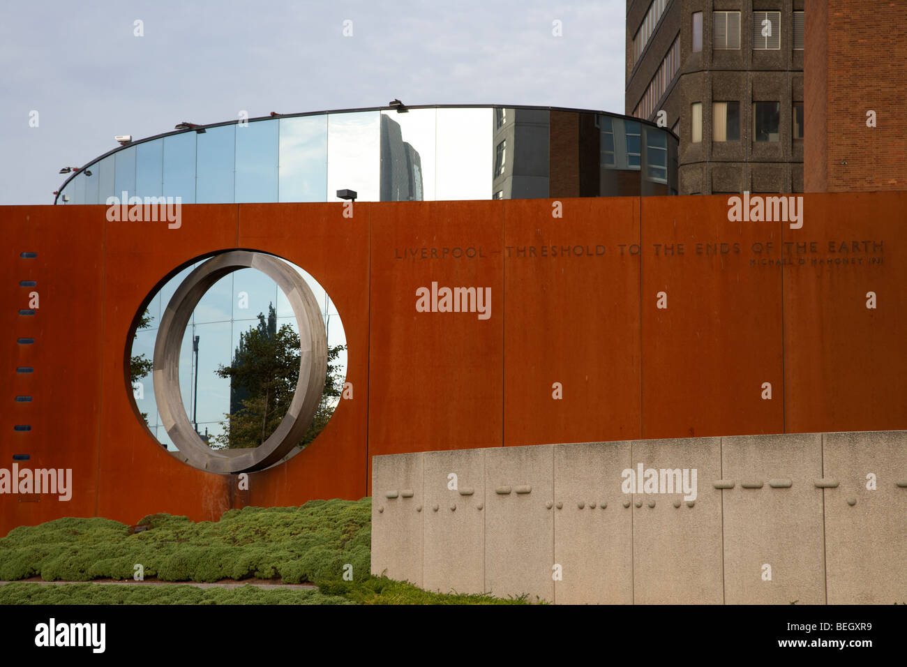 Liverpool Sehenswürdigkeiten Kunst im öffentlichen Raum arbeitet Verbindungen - Gesicht der Liverpool-Skulptur von Stephen Broadbent Liverpool Stadtzentrum Stockfoto