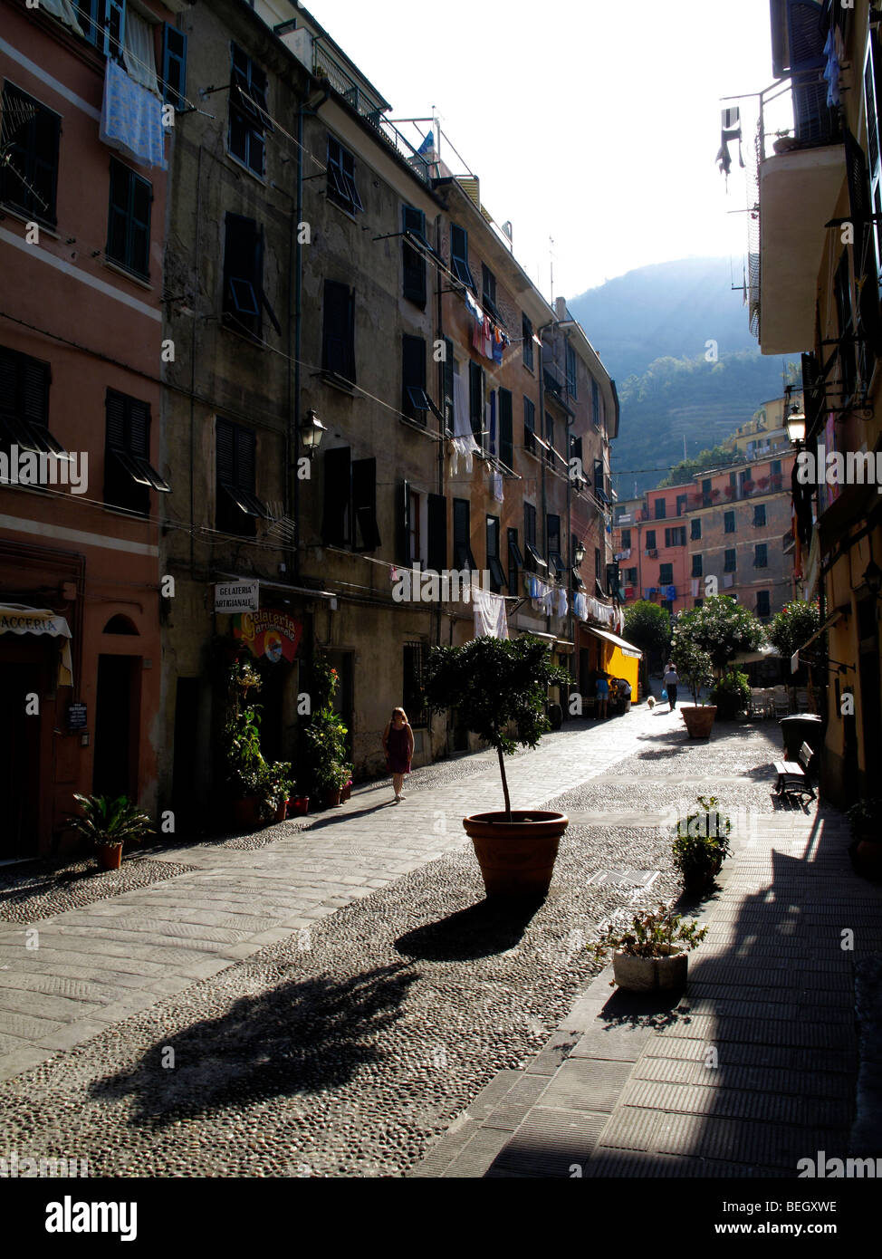 Die Hauptstraße von Vernazza in der Region Cinque Terre an der italienischen Riviera oder Riviera di Levanto Stockfoto