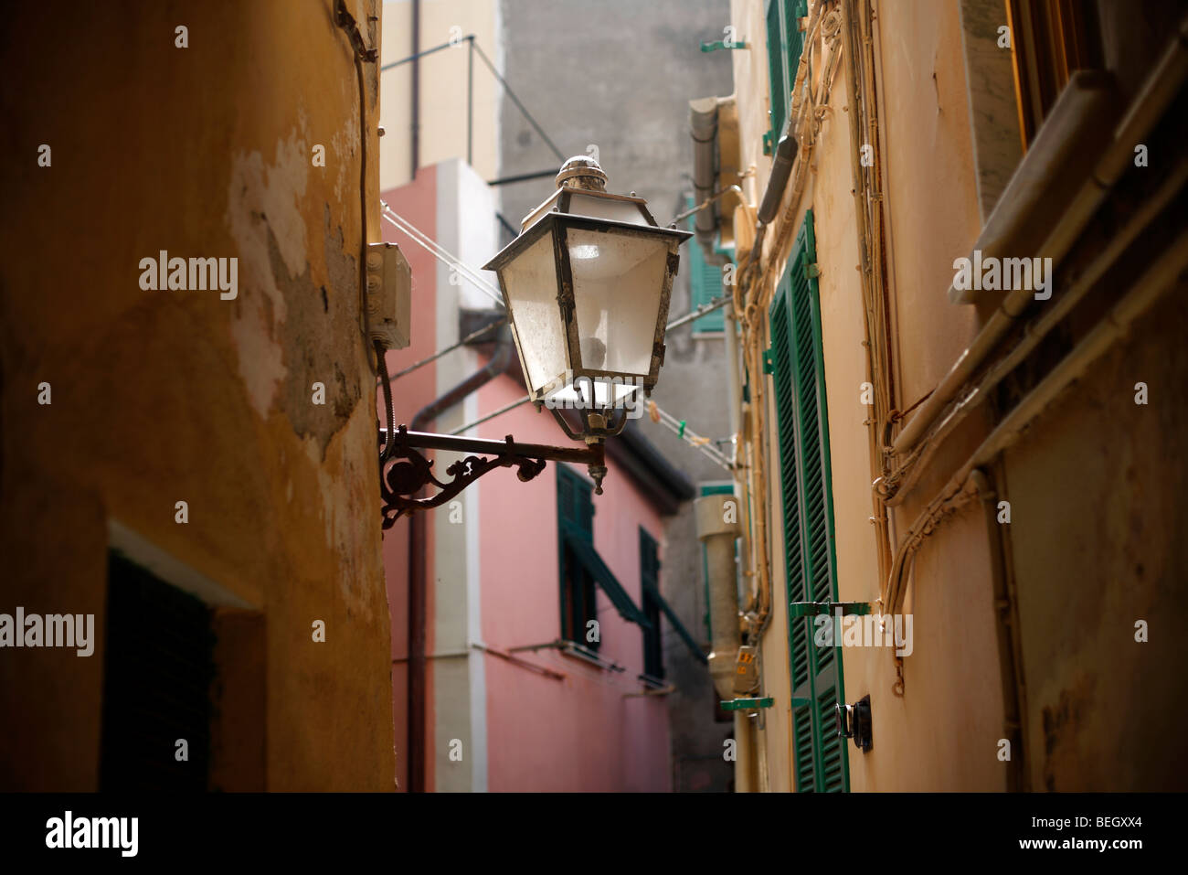Eine Straßenlaterne in Vernazza in der Region Cinque Terre an der italienischen Riviera oder Riviera di Levanto Stockfoto
