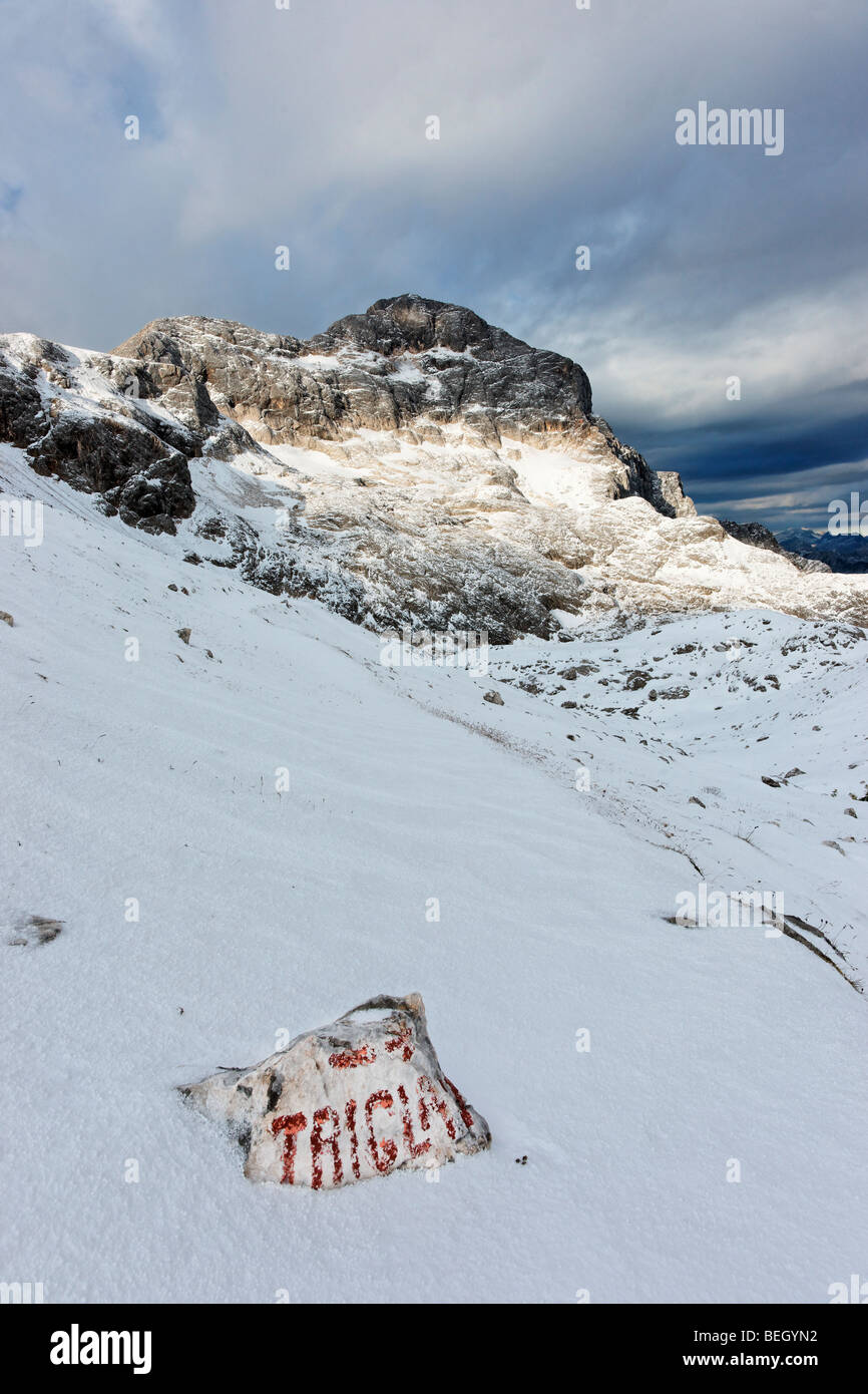 Triglav gemalt auf einem Felsen und Triglav selbst, Julischen Alpen, Slowenien. Stockfoto