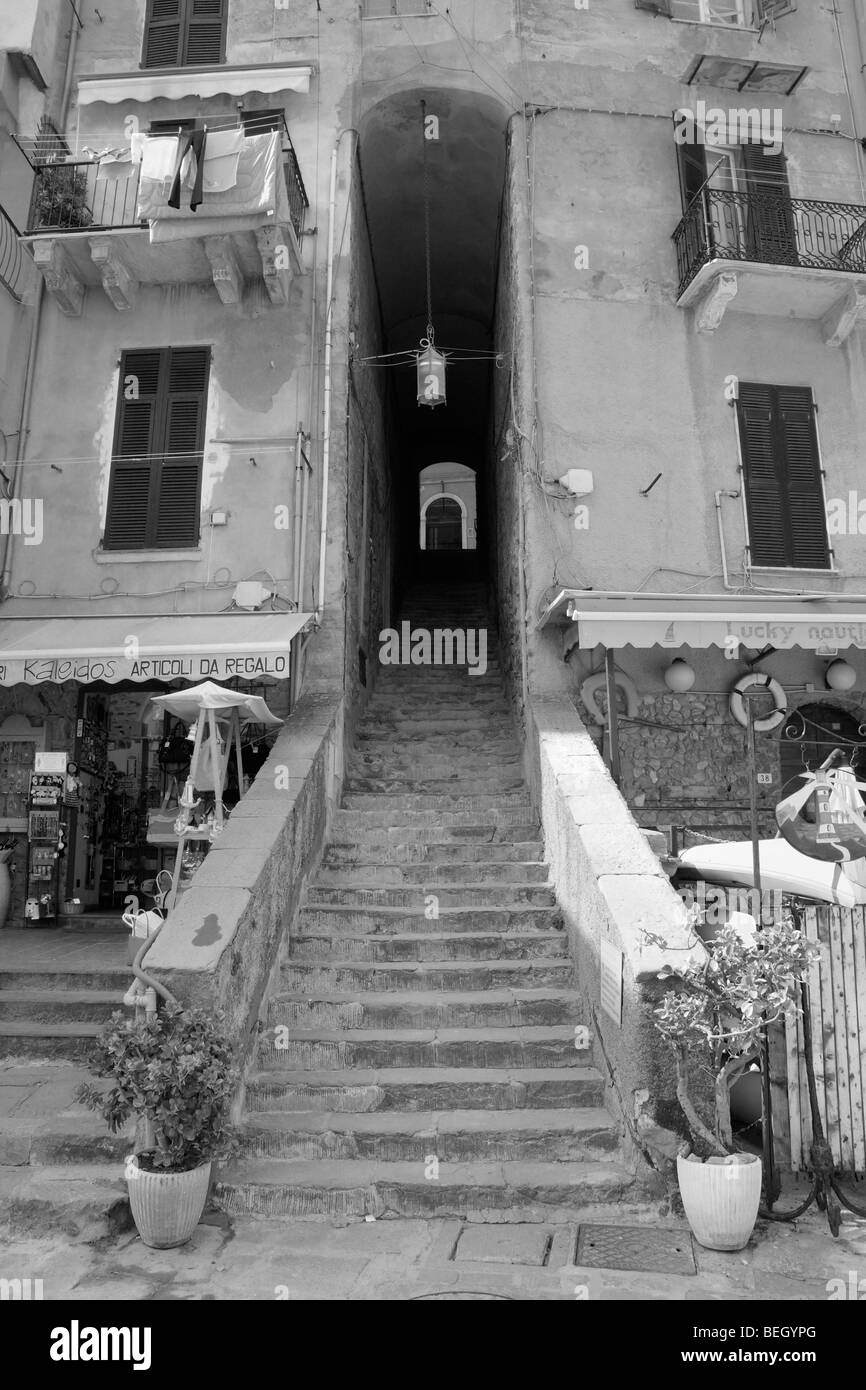 Eine Treppe führt vom Hafen promenade in die schmalen Seitengassen in Porto Venere, Ligurien, Italien. Stockfoto