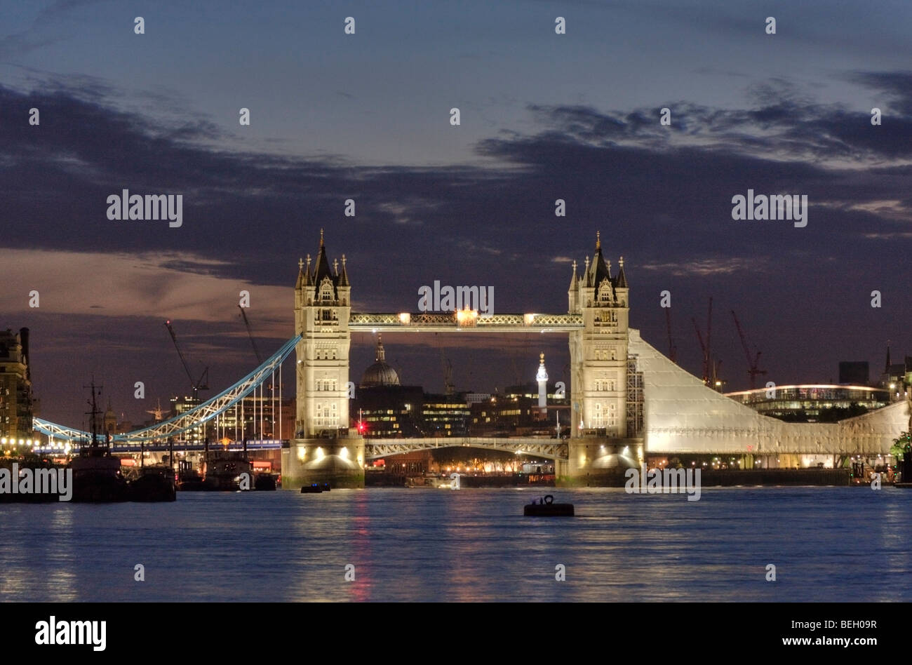 London Tower Bridge bei Sonnenuntergang während der Renovierung im Sommer 2009. Stockfoto