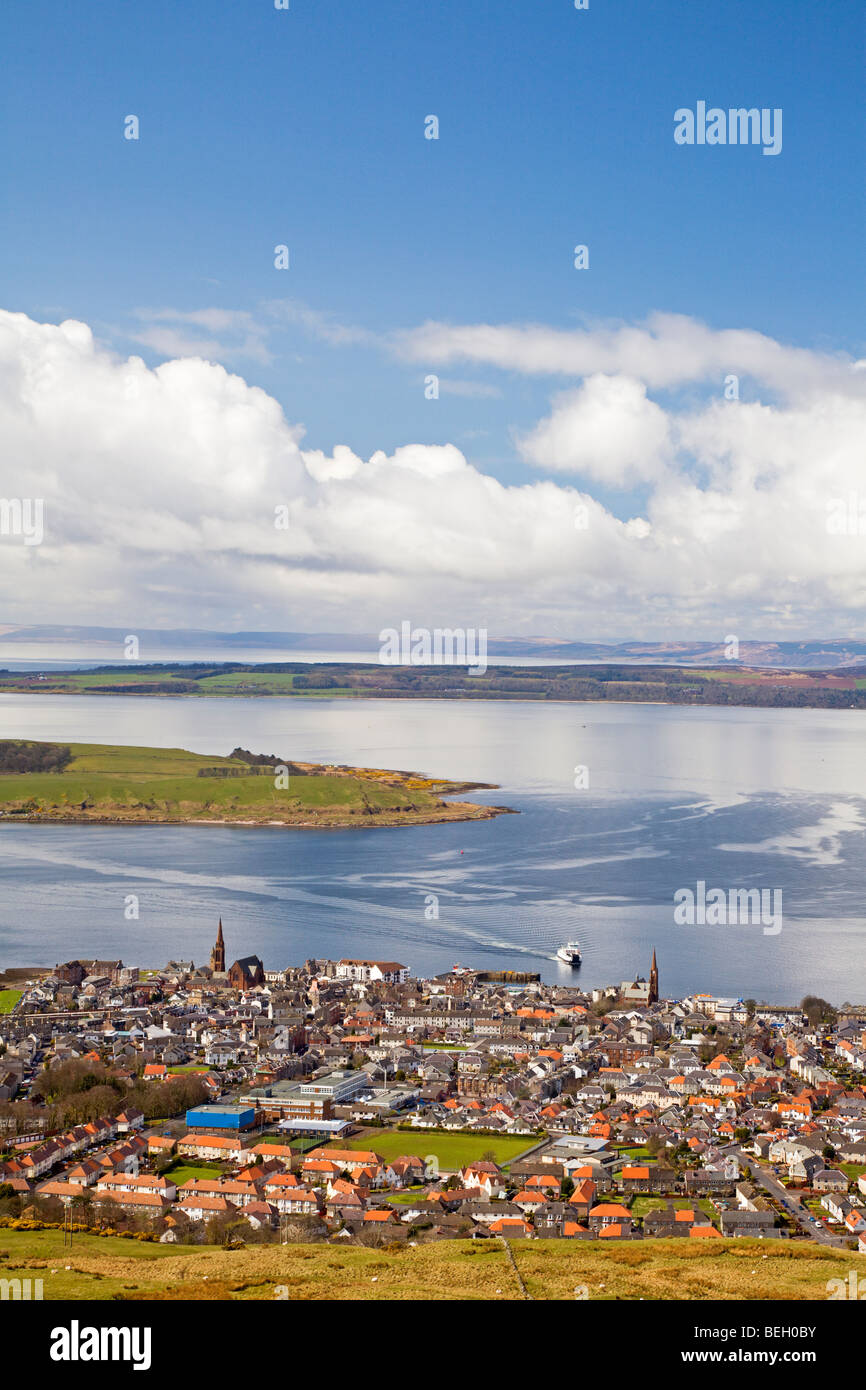 Largs und die Cumbrae Fähre von Castle Hill Stockfoto