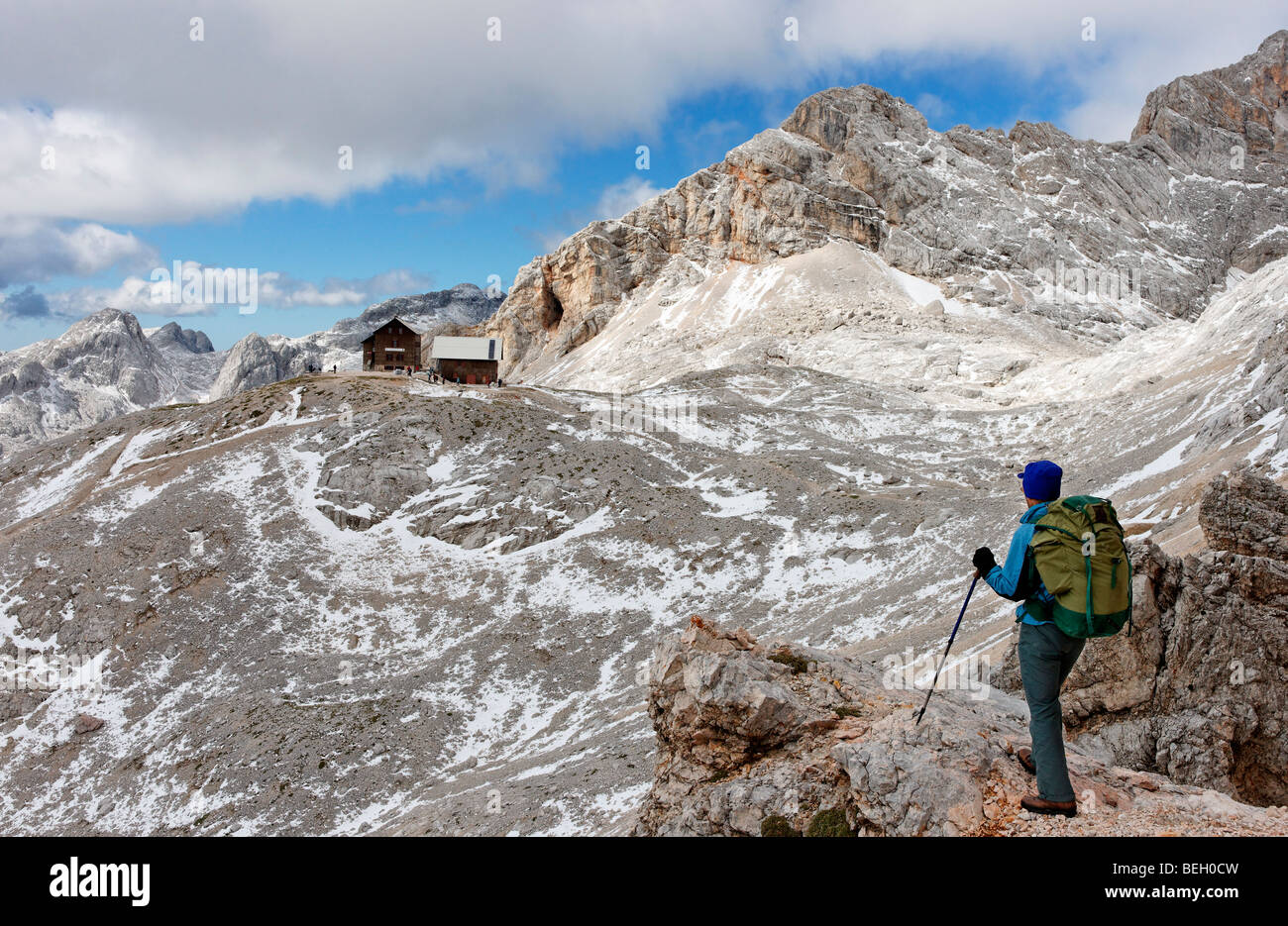 Dom Planika und Walker in den Julischen Alpen, Slowenien. Stockfoto