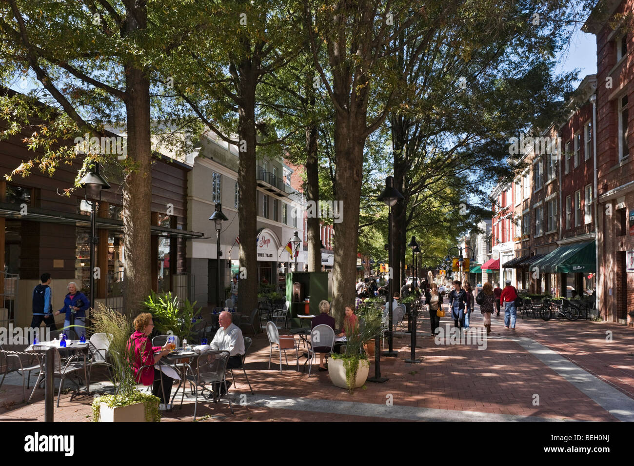 Cafés und Geschäfte in der Fußgängerzone Downtown Mall, Main Street, Charlottesville, Virginia, USA Stockfoto