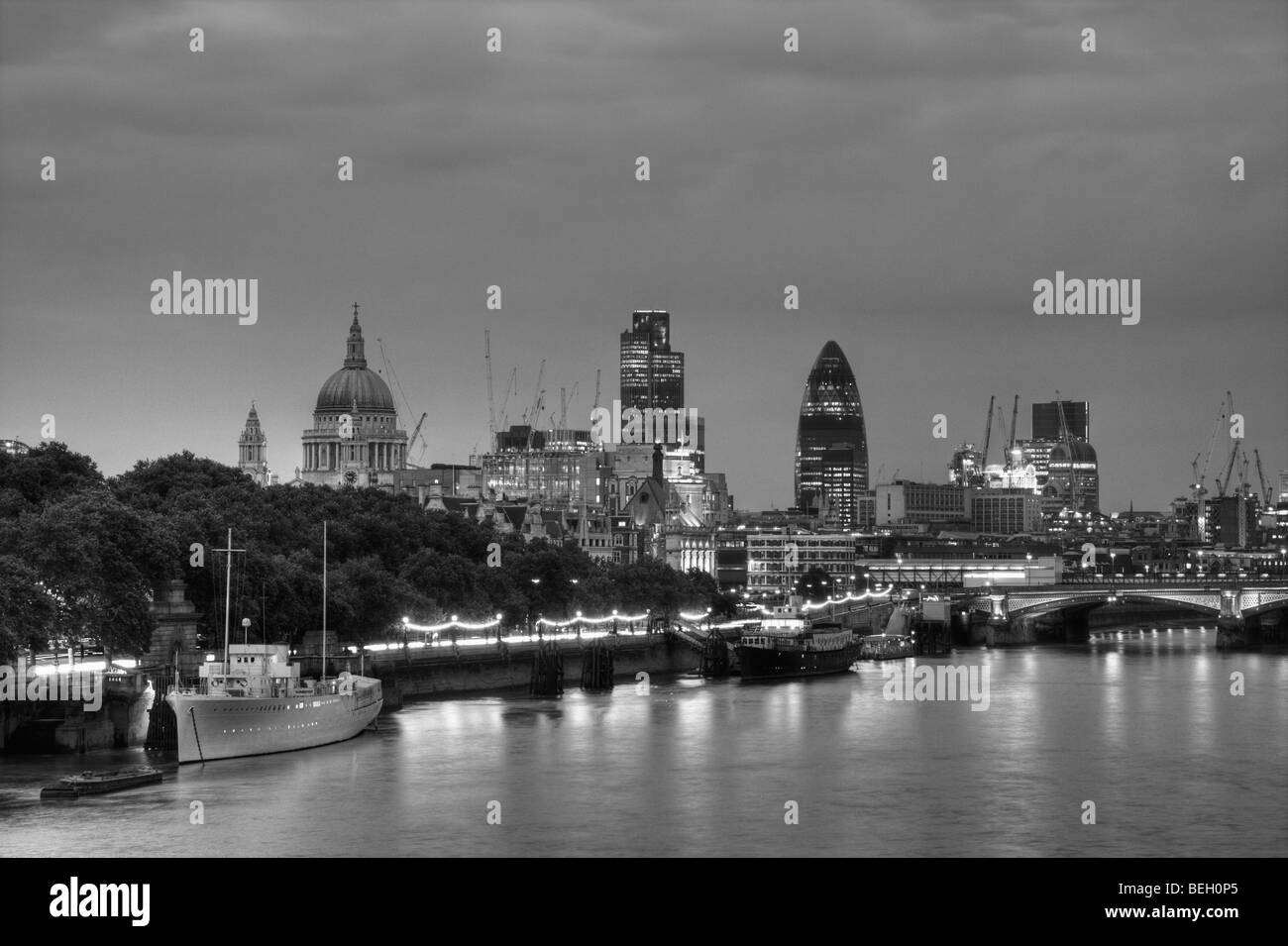 St-Paul-Kathedrale und der City of London in der Nacht von Waterloo Bridge in London England gesehen. Stockfoto