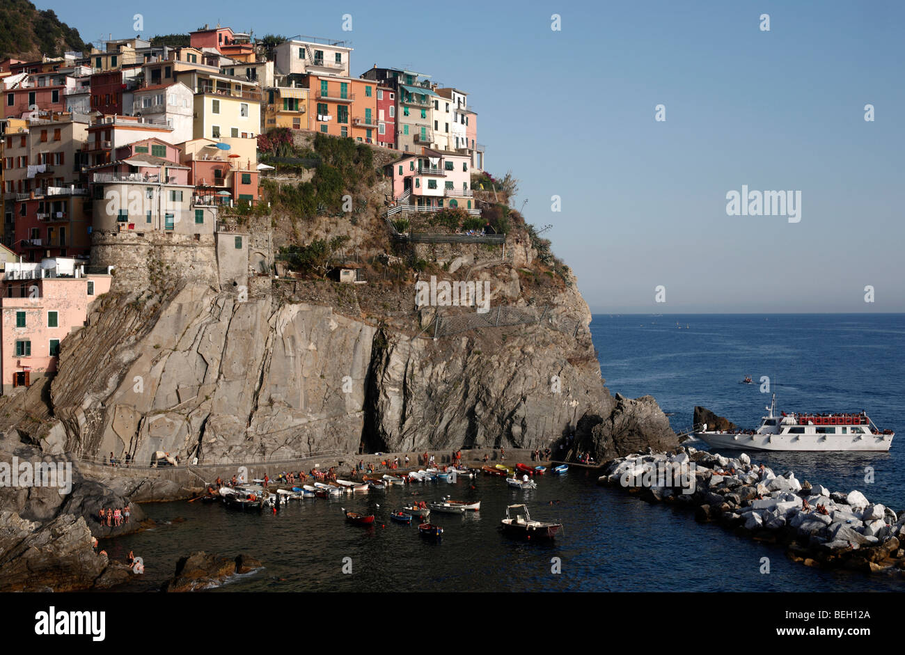 Gesamtansicht der Cliffside Stadt und Hafen von Manarola in der Region Cinque Terre an der italienischen Riviera oder Riviera di Levanto Stockfoto